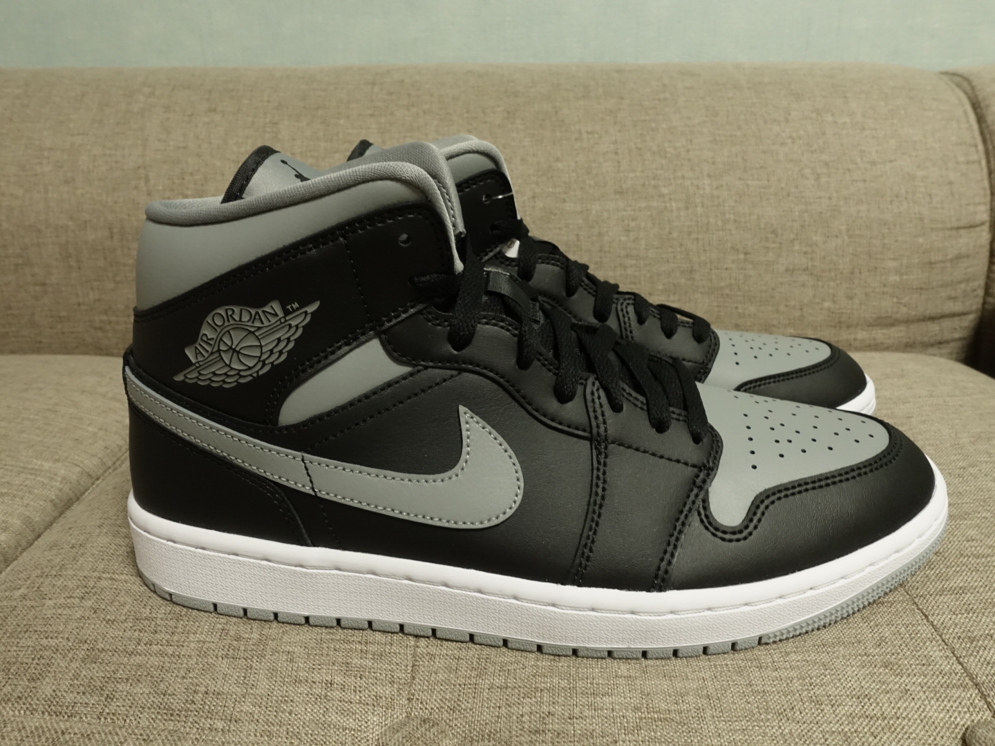(W) Jordan 1 Mid Black Particle Grey 착용 스타일 - 2
