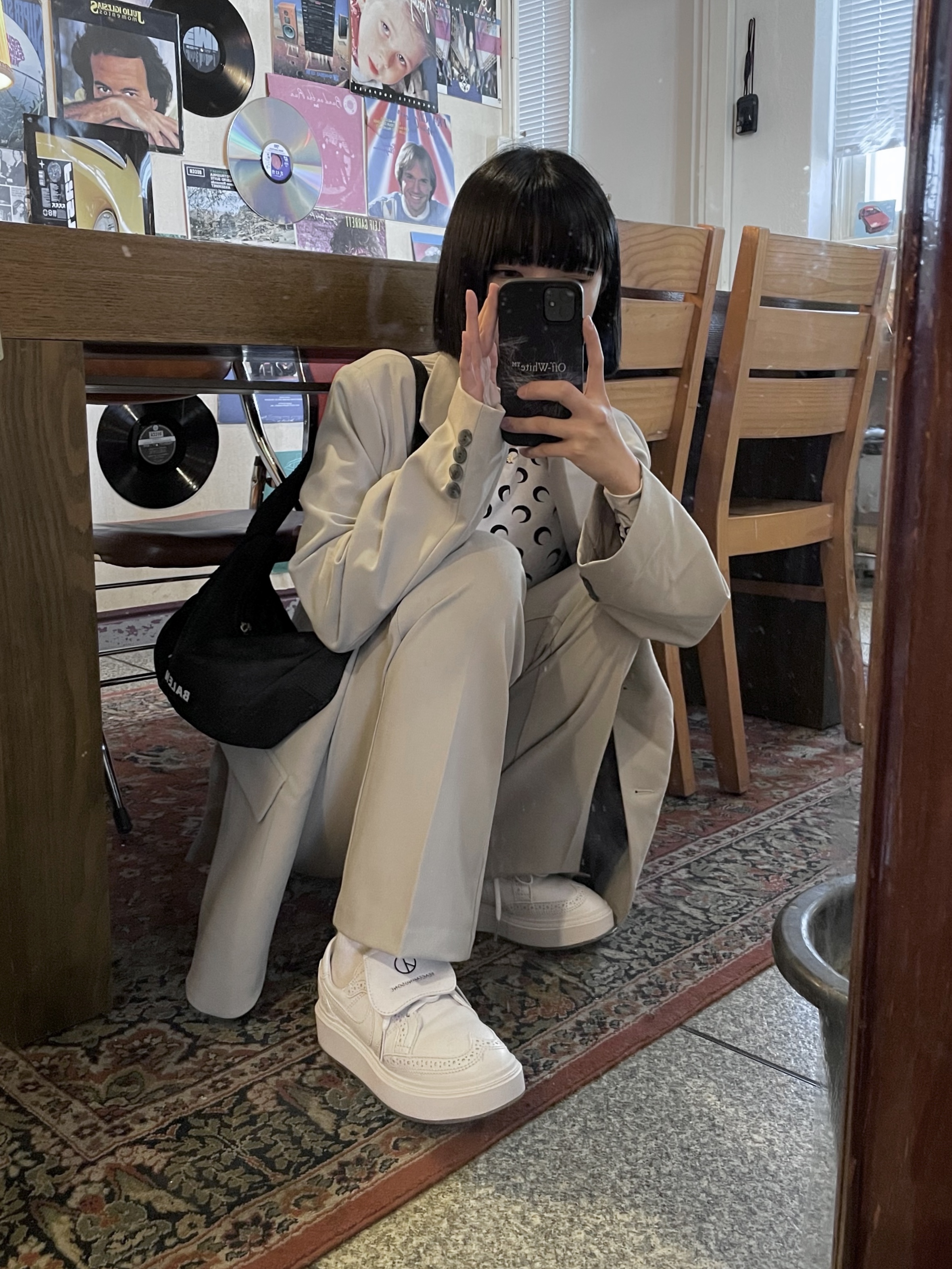 Nike x Peaceminusone Kwondo1 White, Balenciaga Wheel Small Sling Shoulder Bag Black 착용 스타일