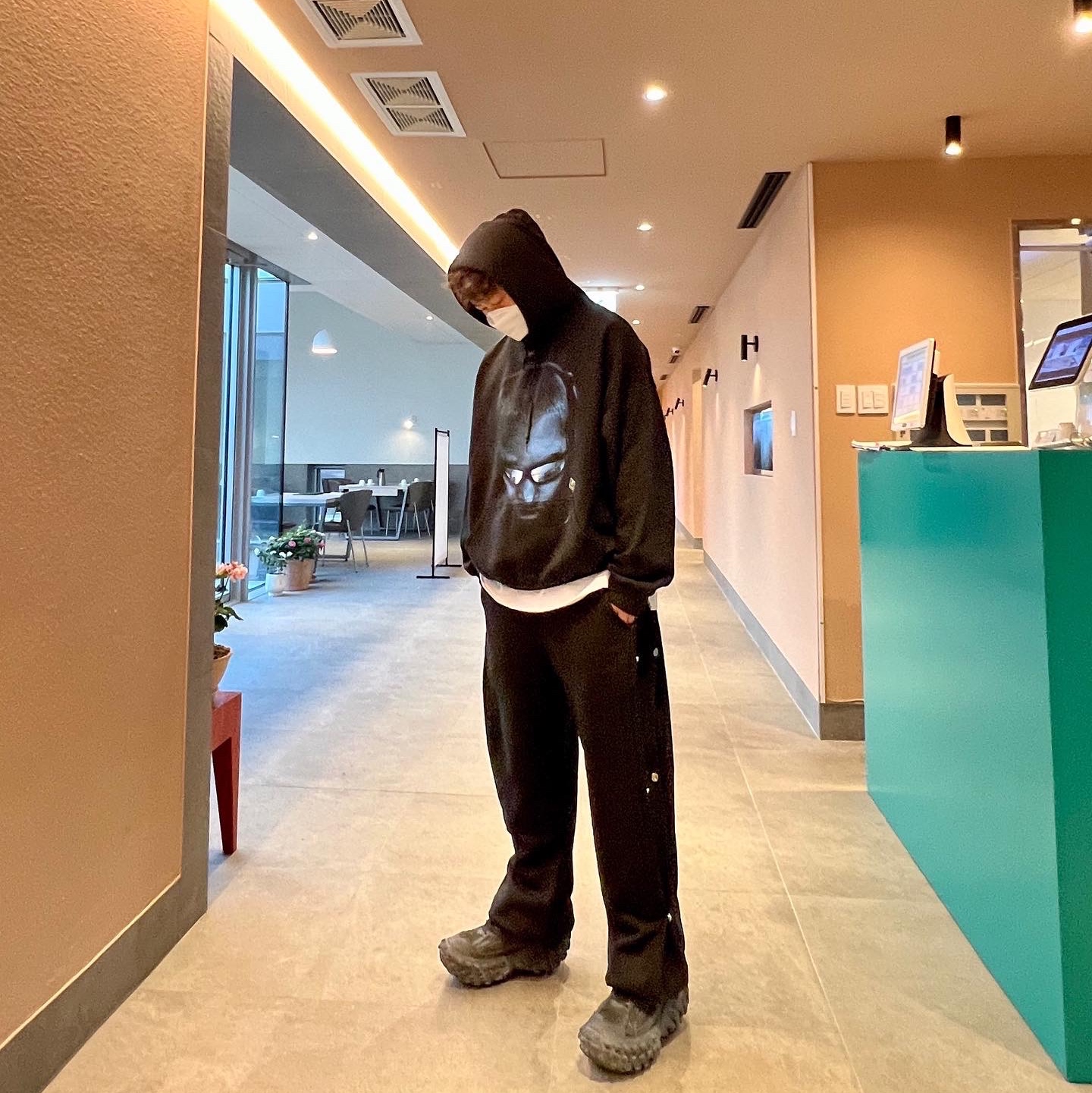 Balenciaga Defender Sneakers Black 착용 스타일 - 1