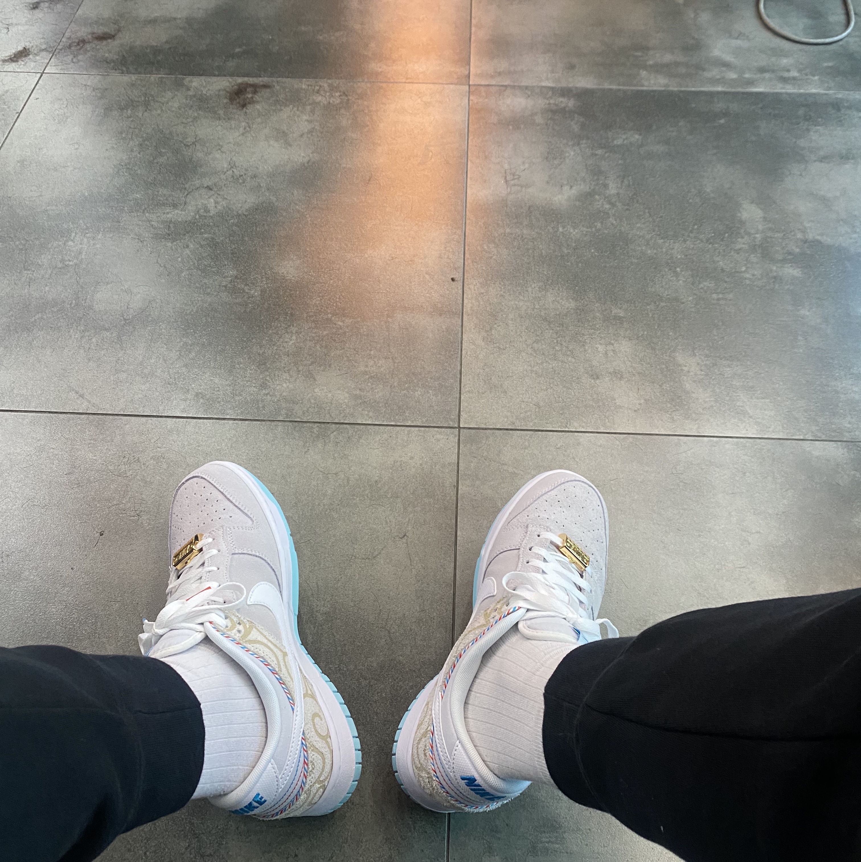 Nike Dunk Low Retro SE Barber Shop Grey 착용 스타일