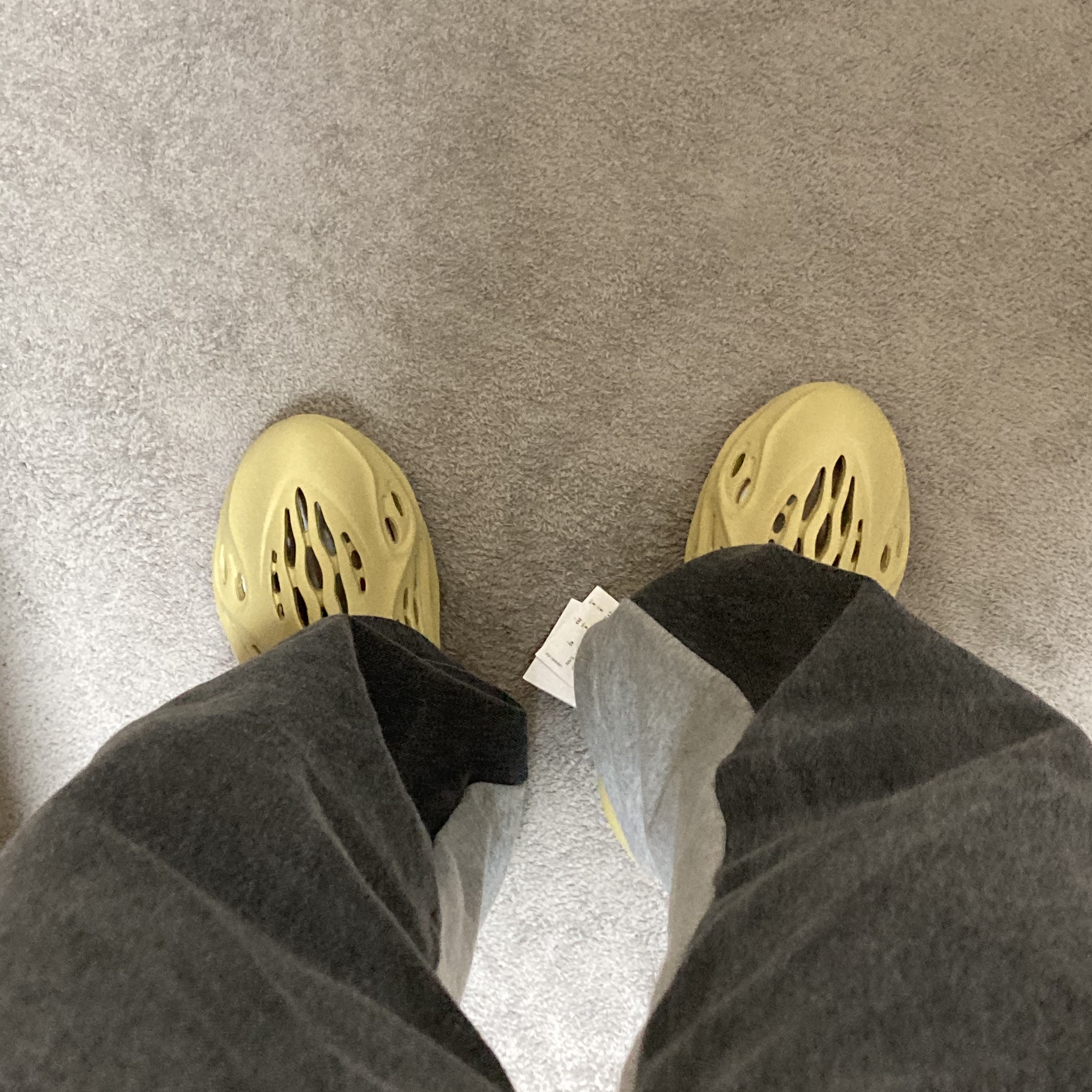 Adidas Yeezy Foam RNNR Sulfur 착용 스타일