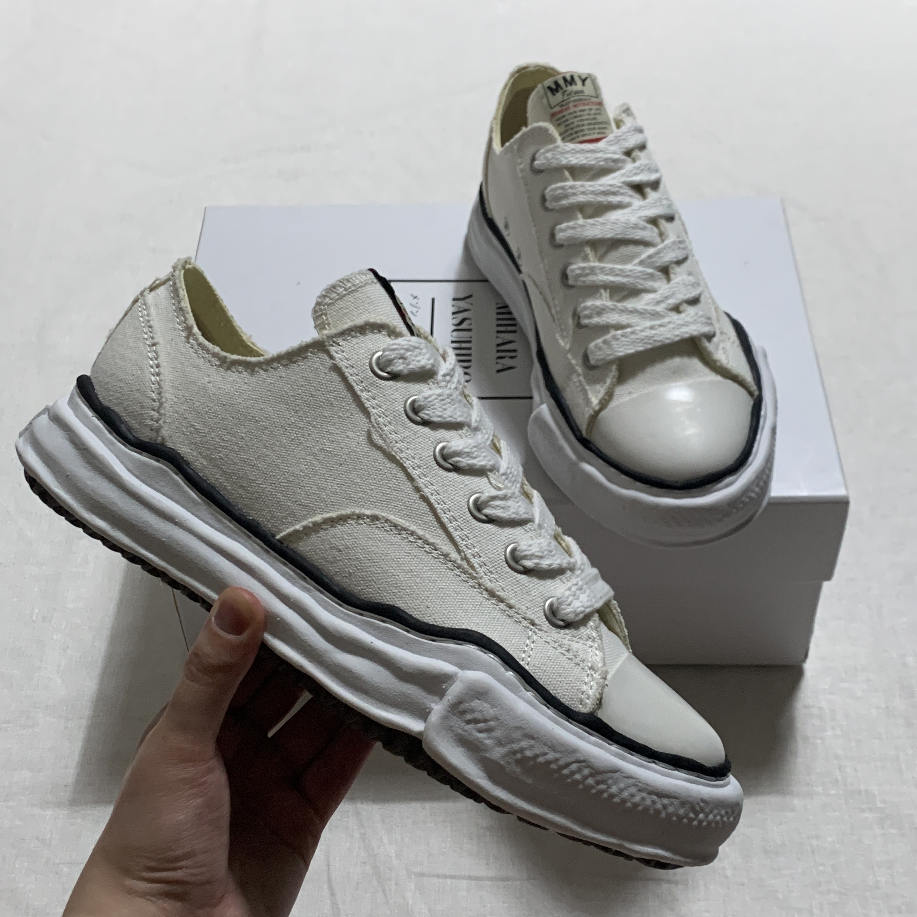 Maison Mihara Yasuhiro Peterson OG Sole Canvas Low Sneakers White 착용 스타일 - 1