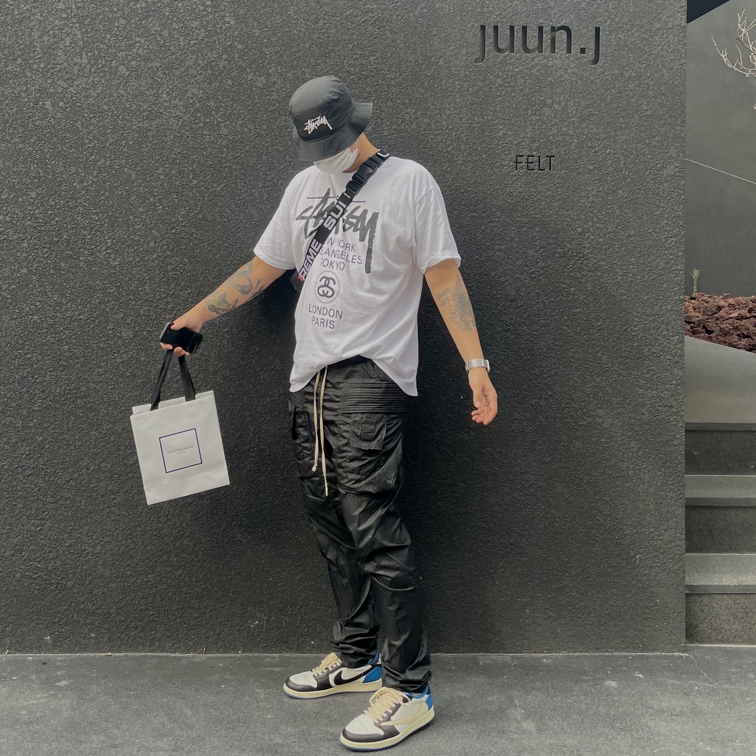 Jordan 1 x Travis Scott x Fragment Retro Low OG SP Military Blue, Stussy World Tour T-Shirt White 착용 스타일