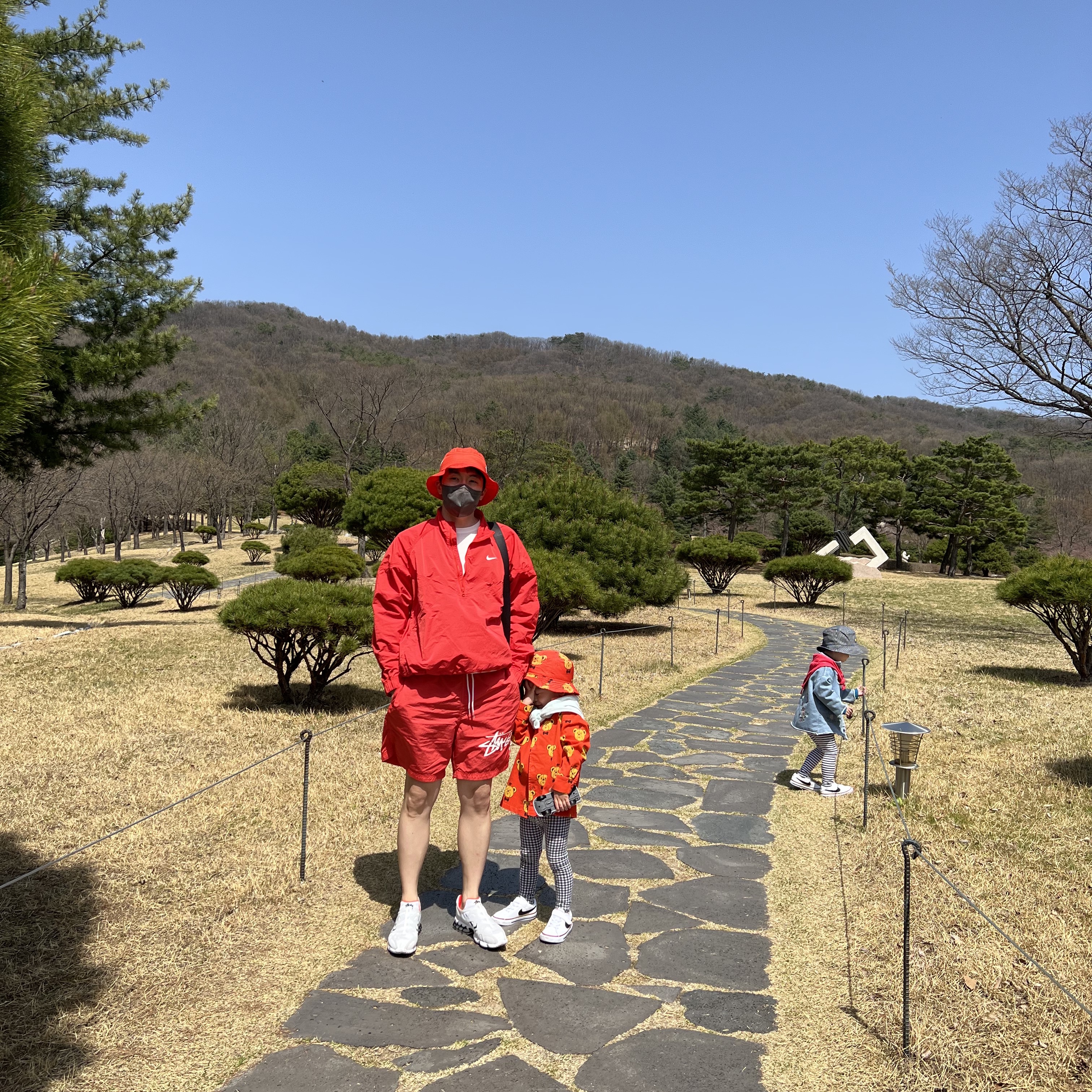 Nike x Stussy Windrunner Jacket Habanero Red, Nike x Stussy Air Zoom Spiridon Kukini White 착용 스타일 - 3