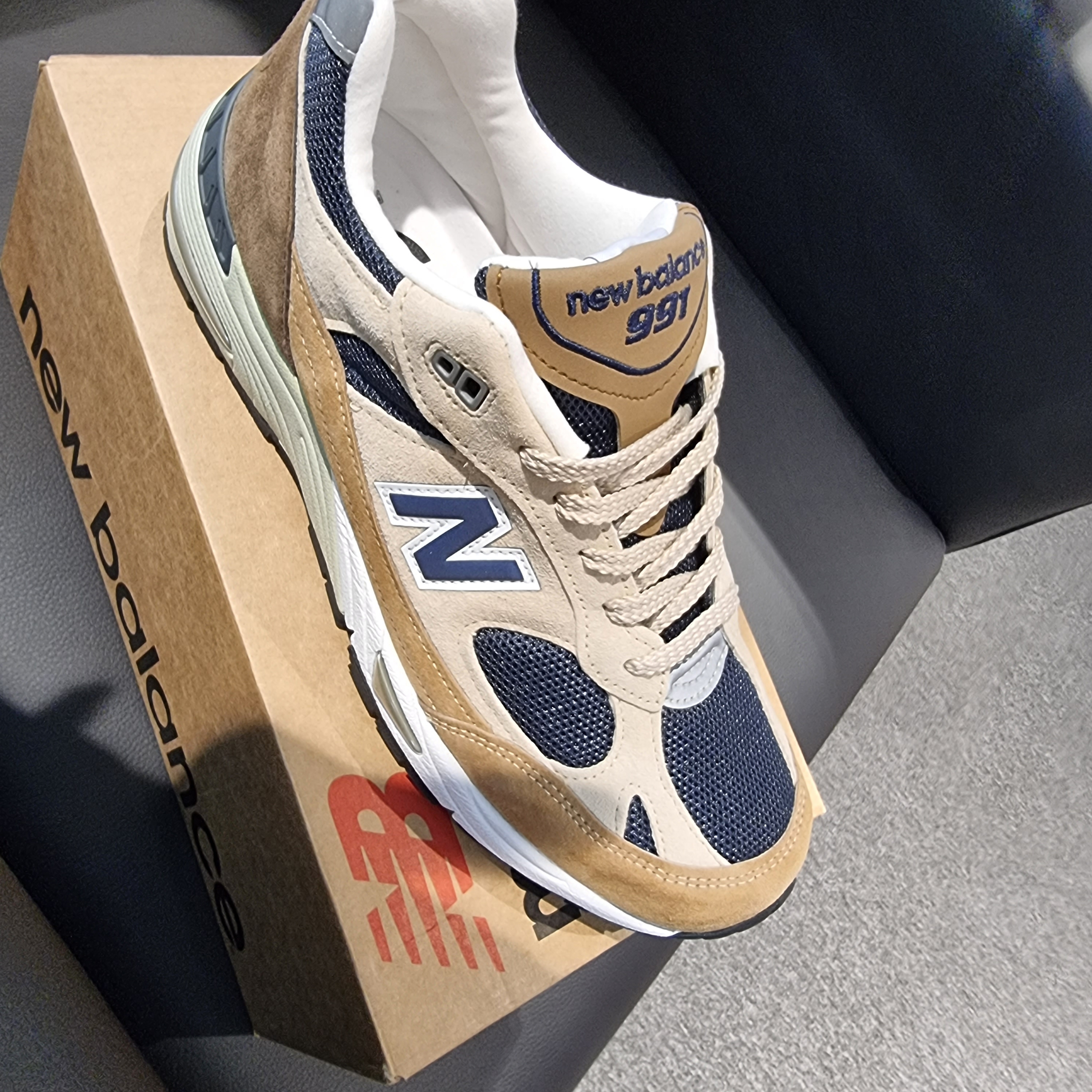 New Balance 991 Made in UK Cappuccino 착용 스타일 - 2