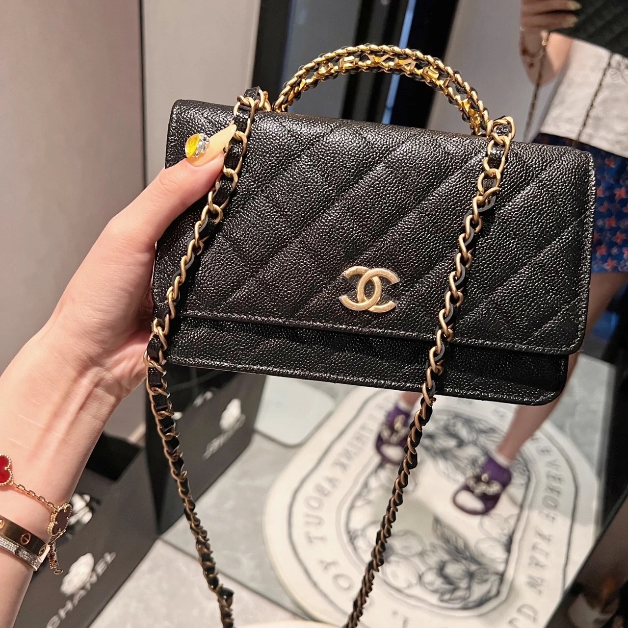 Chanel Wallet On Chain Grained Shiny Calfskin & Gold Black 착용 스타일 - 3