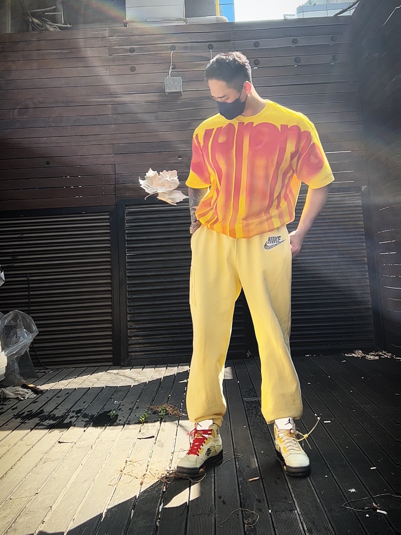 Supreme Bleed Logo S/S Top White - 20FW, Supreme x Nike Cargo Sweatpants Pale Yellow - 21SS 착용 스타일 - 1