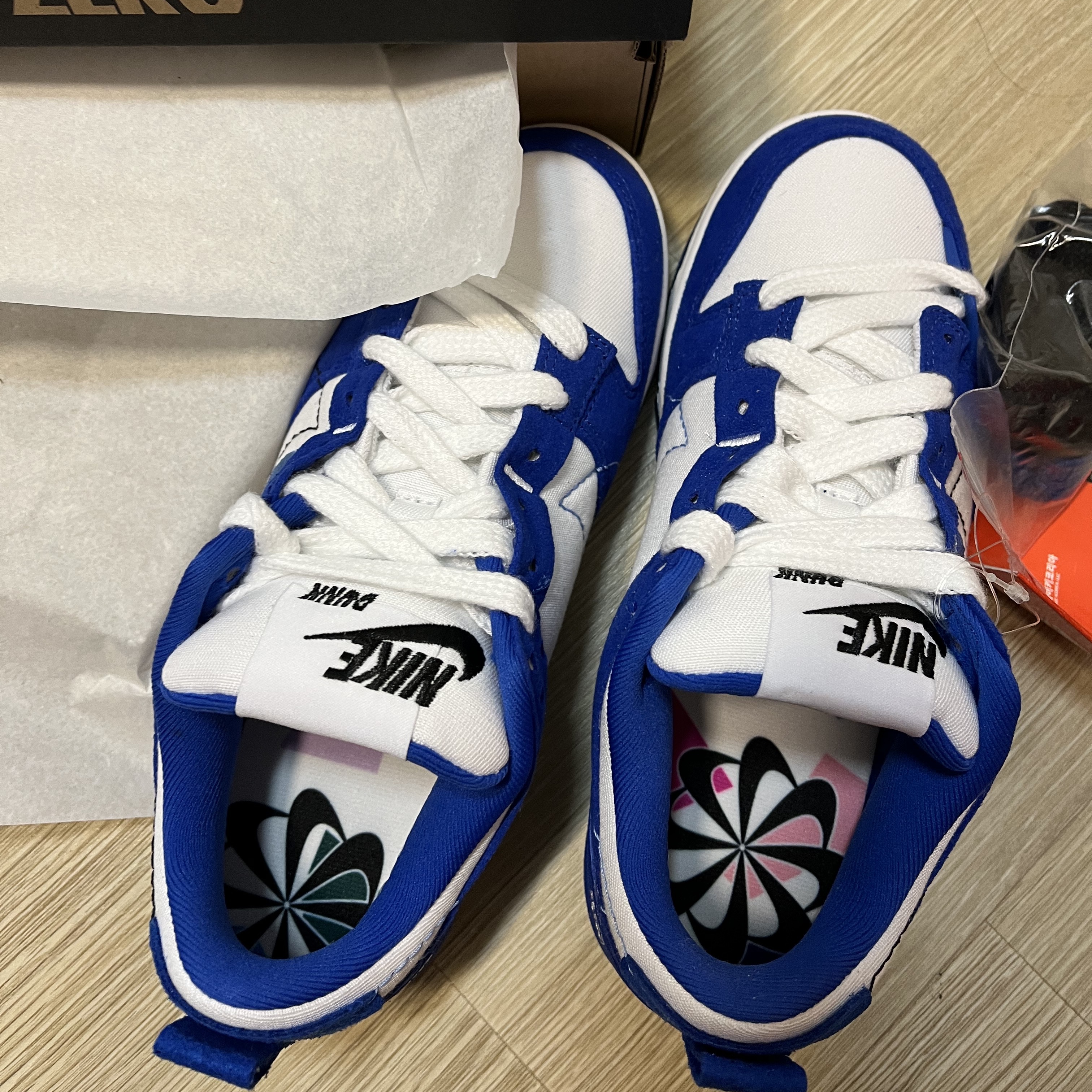 (W) Nike Dunk Low Disrupt 2 White and University Blue 착용 스타일 - 2