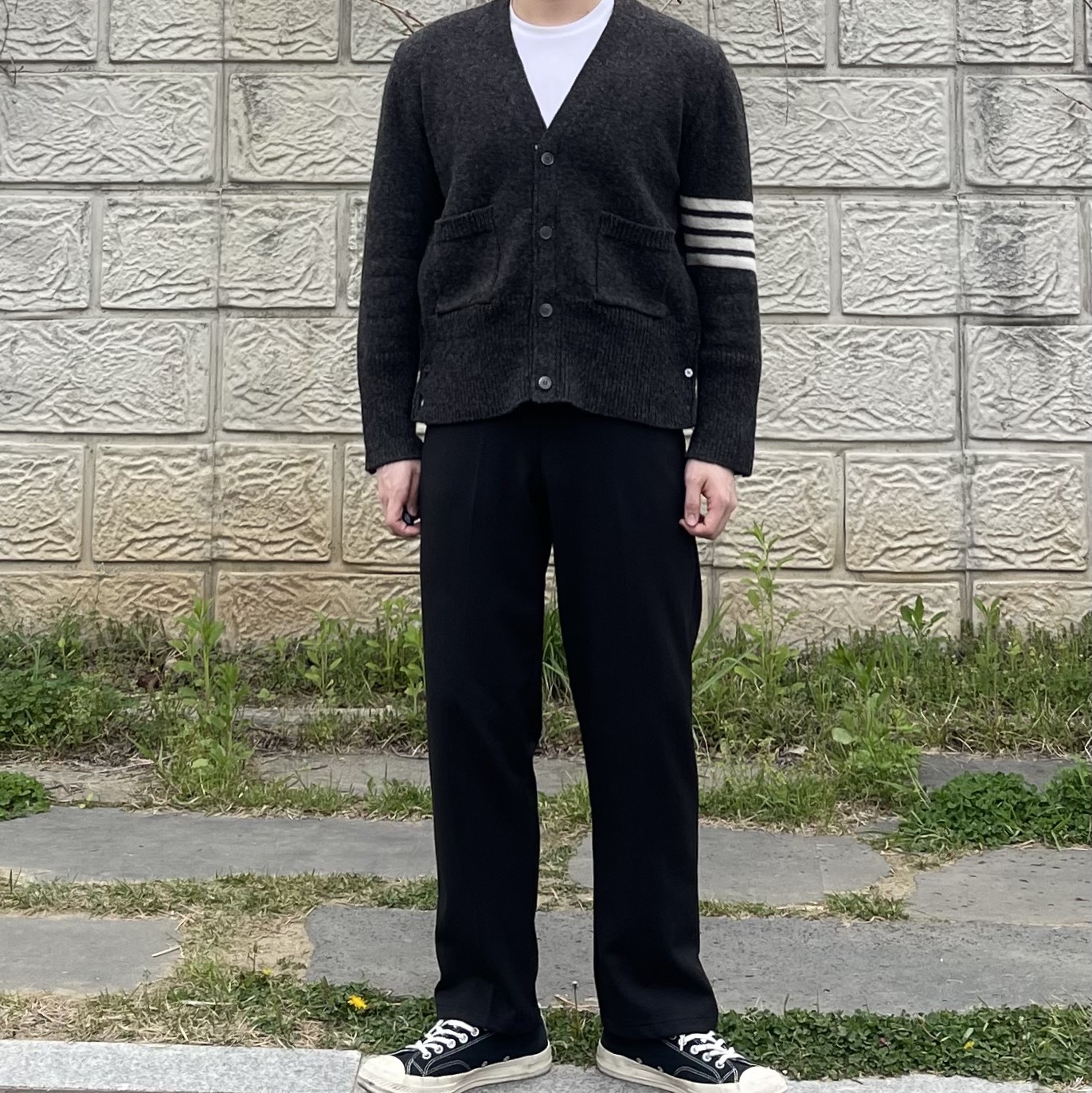 Thom Browne Shetland 4-Bar Classic Cardigan Dark Grey, Converse x Play Comme des Garcons Chuck 70 Ox Black 착용 스타일