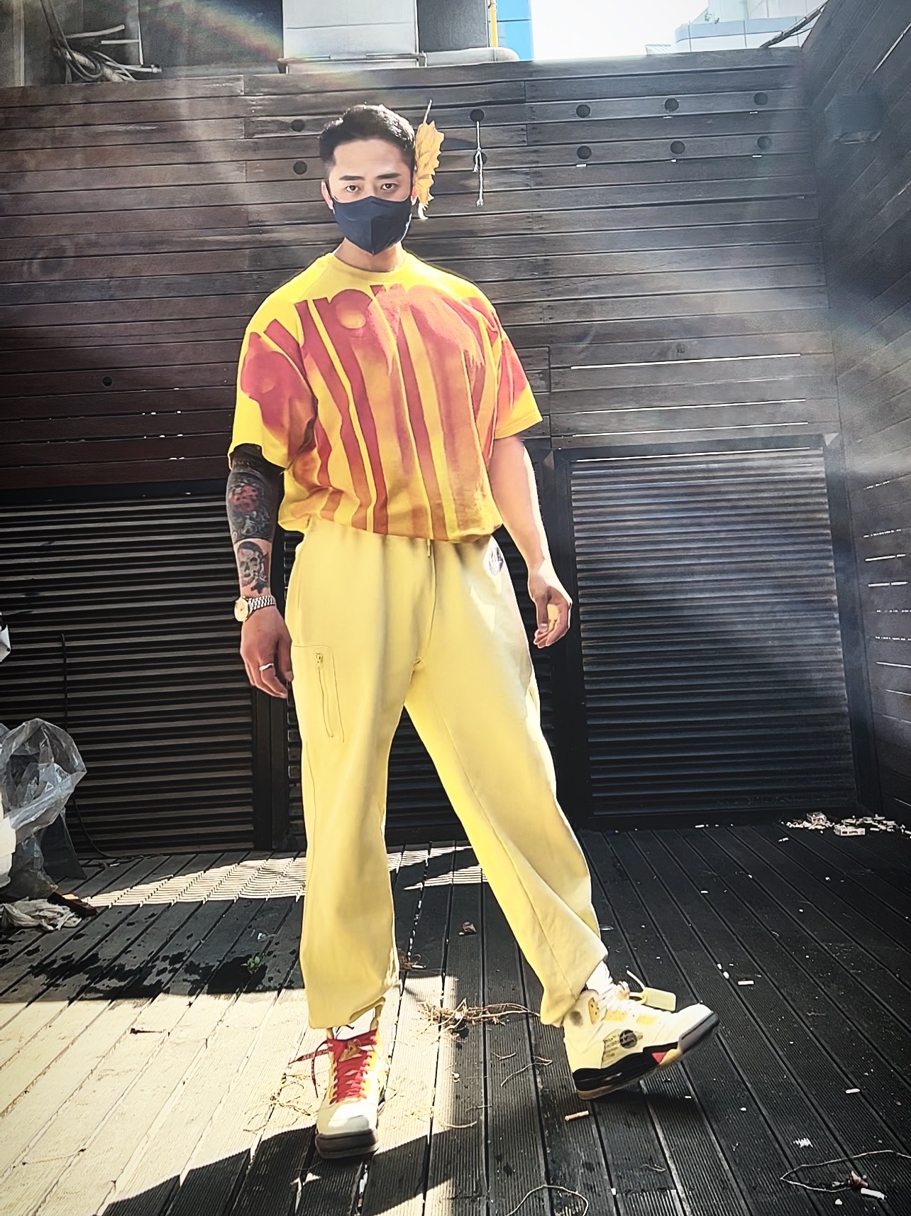 Supreme Bleed Logo S/S Top White - 20FW, Supreme x Nike Cargo Sweatpants Pale Yellow - 21SS 착용 스타일 - 3