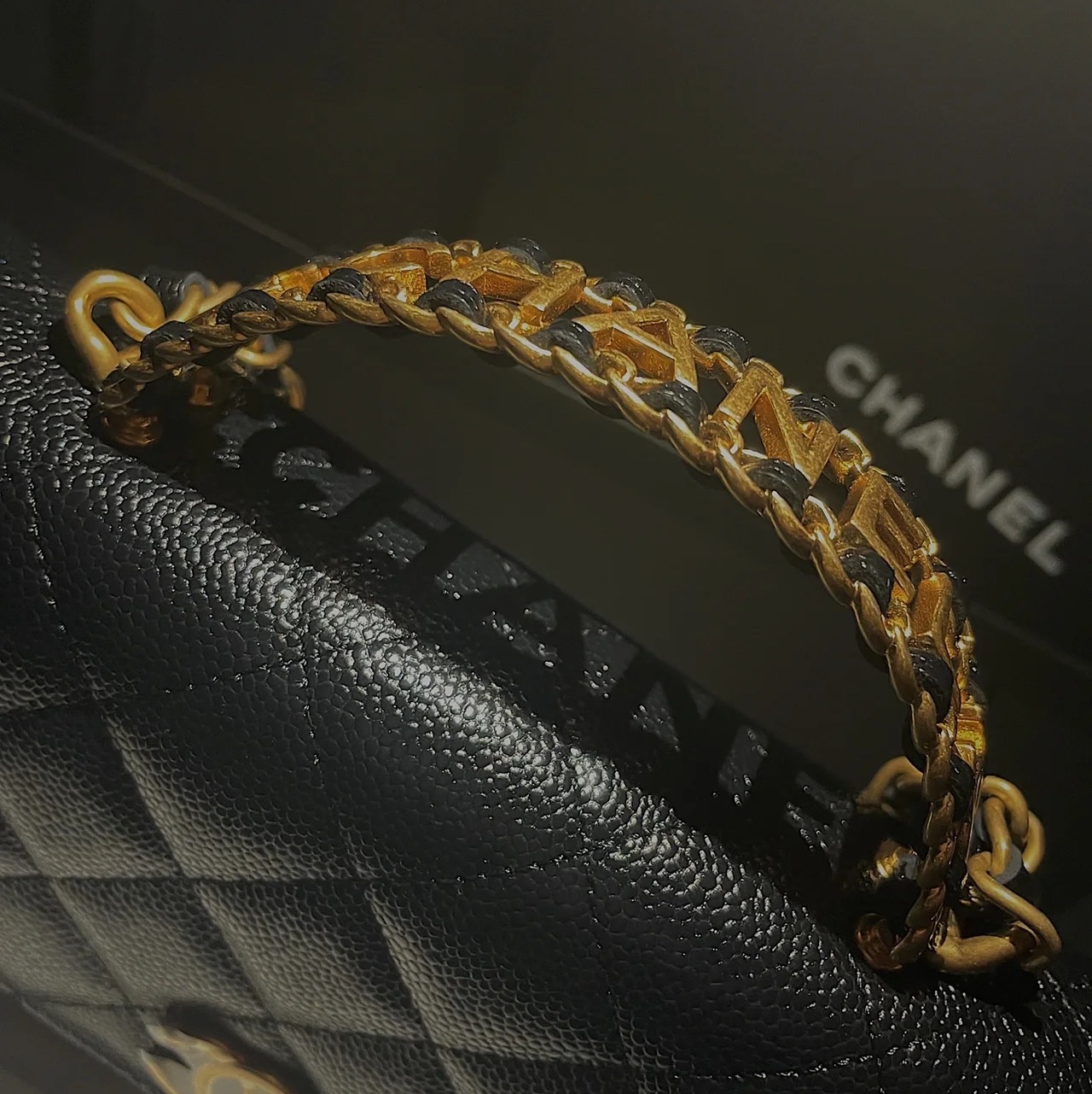 Chanel Wallet On Chain Grained Shiny Calfskin & Gold Black 착용 스타일 - 3