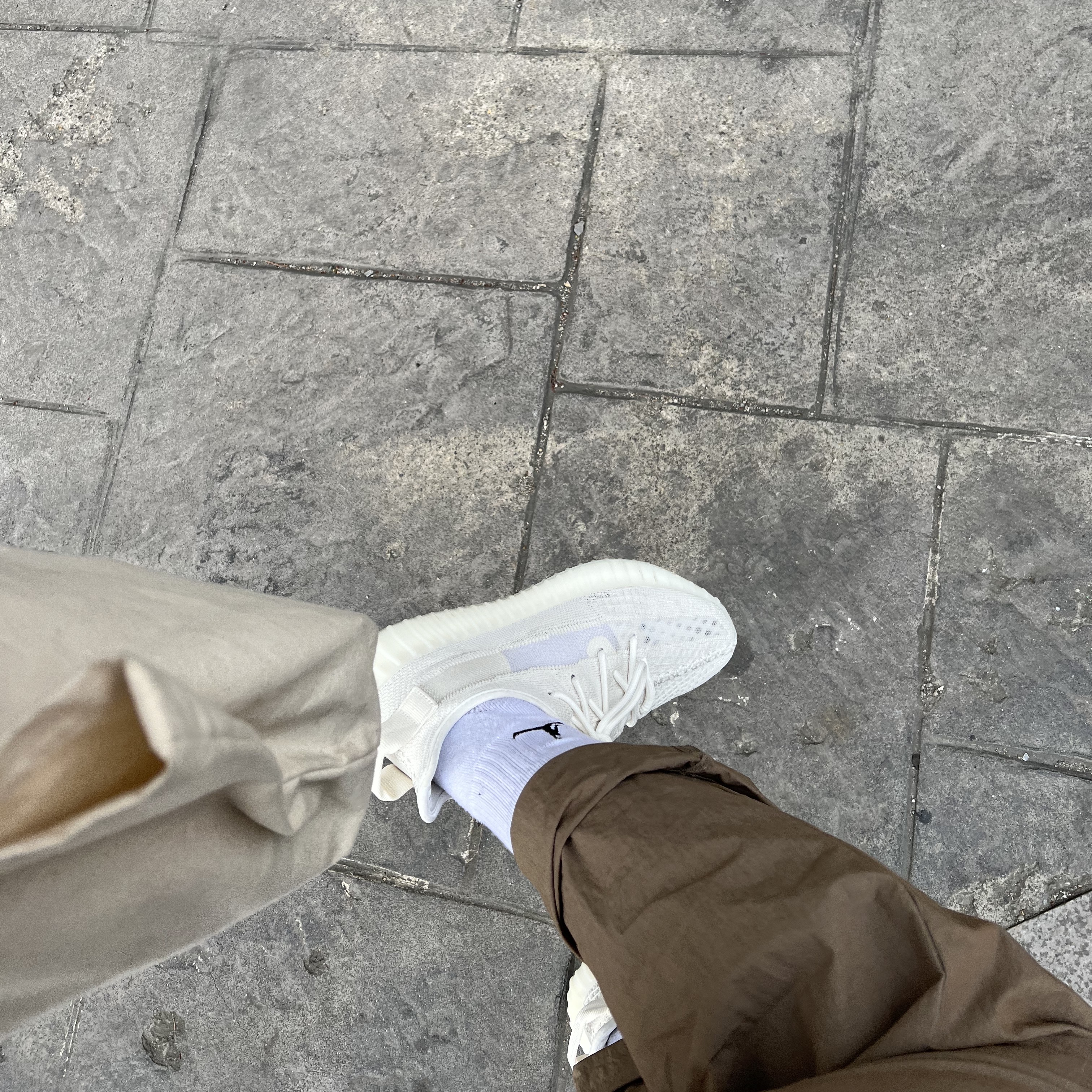 Adidas Yeezy Boost 350 V2 Bone 착용 스타일