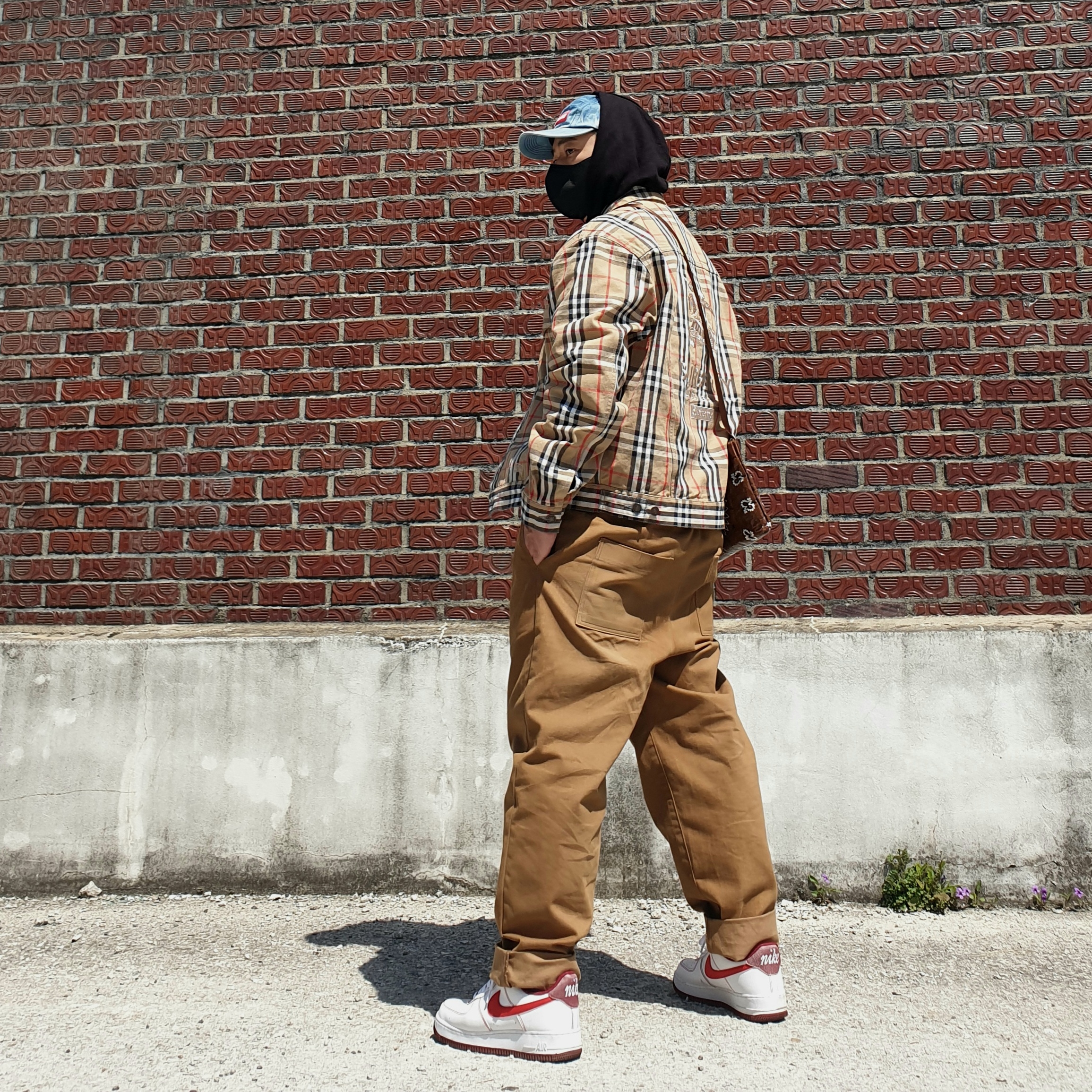 Nike Air Force 1 '07 First Use White Team Red, Supreme x Burberry Denim Trucker Jacket Beige - 22SS 착용 스타일 - 1