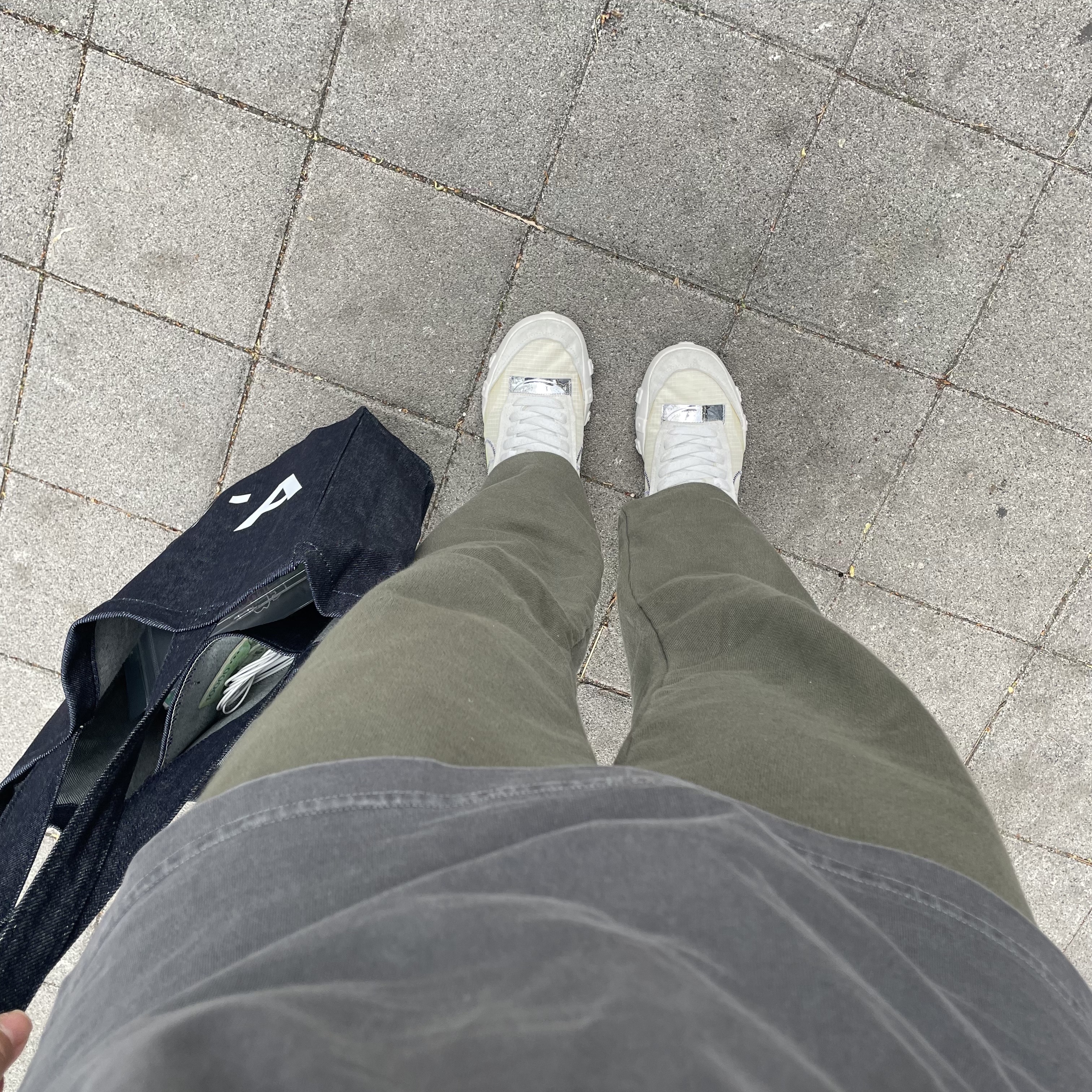 (W) Nike Waffle Racer 2X Summit White Volt, A.P.C. Laure Tote Bag Blue 착용 스타일