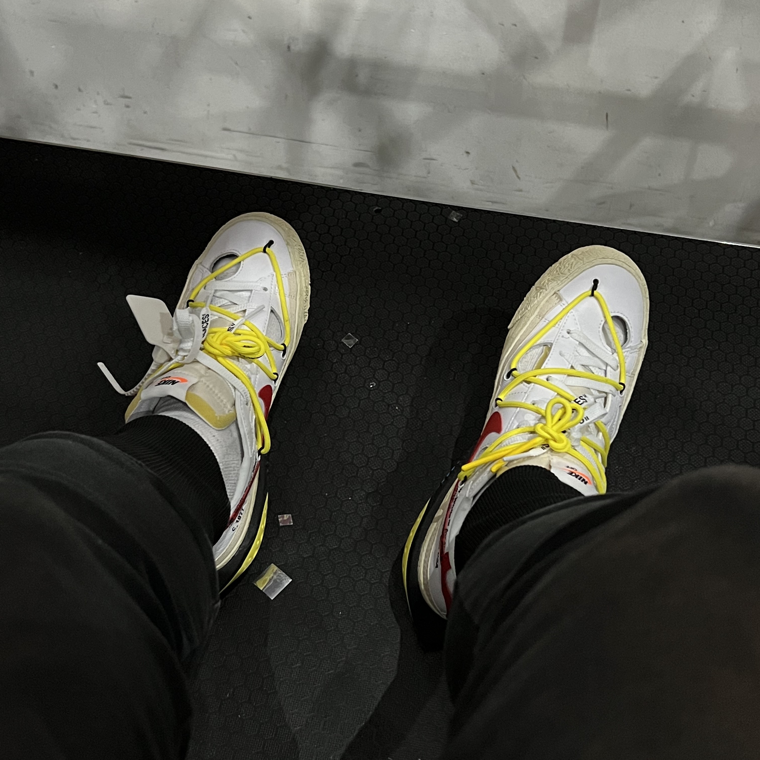 Nike x Off-White Blazer Low '77 White and University Red 착용 스타일