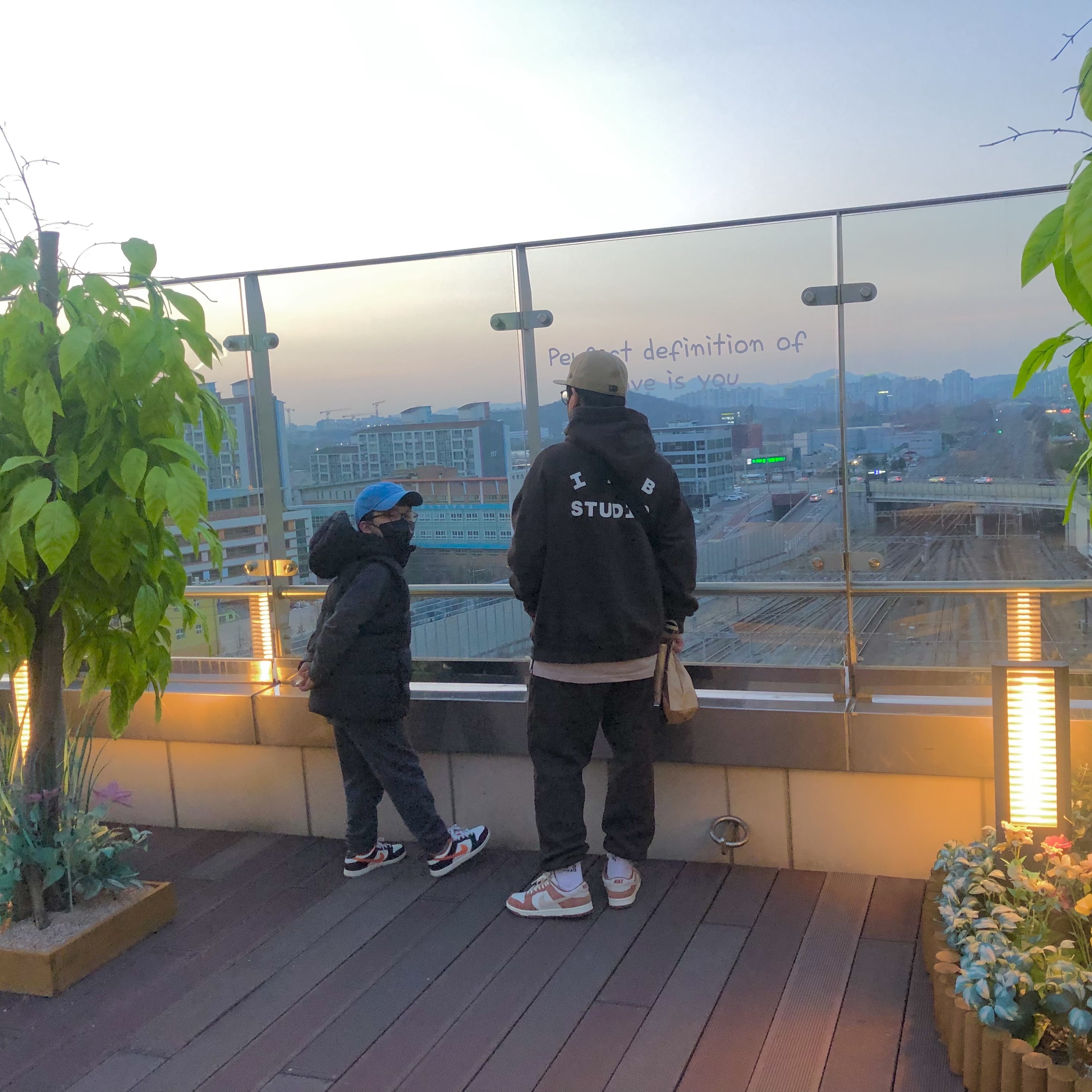 IAB Studio Hoodie Brown, IAB Studio Sweatpants Brown 착용 스타일 - 2