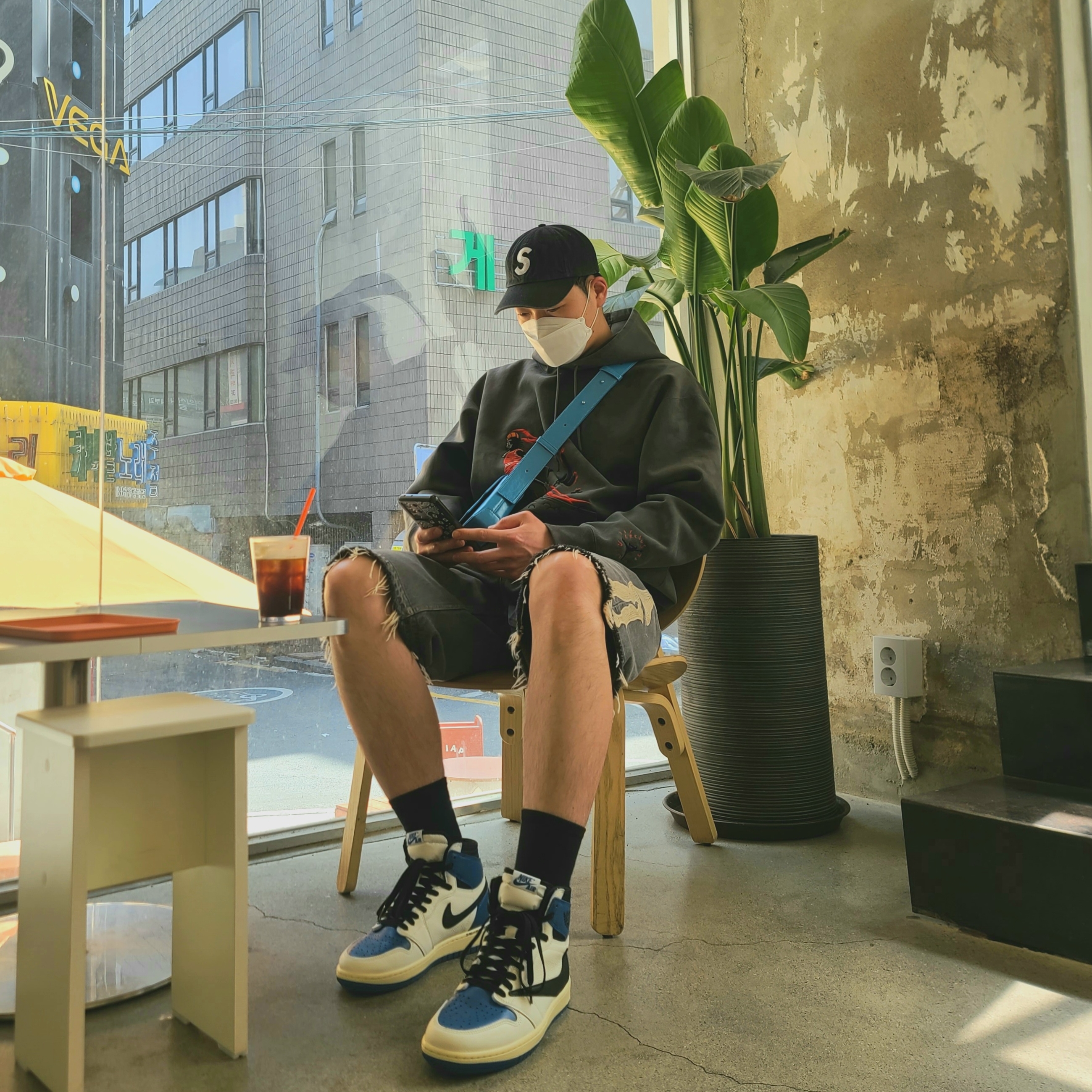 Supreme Kevlar Denim S Logo 6-Panel Black - 22SS, Jordan x Travis Scott Washed Suede Hoodie Grey 착용 스타일