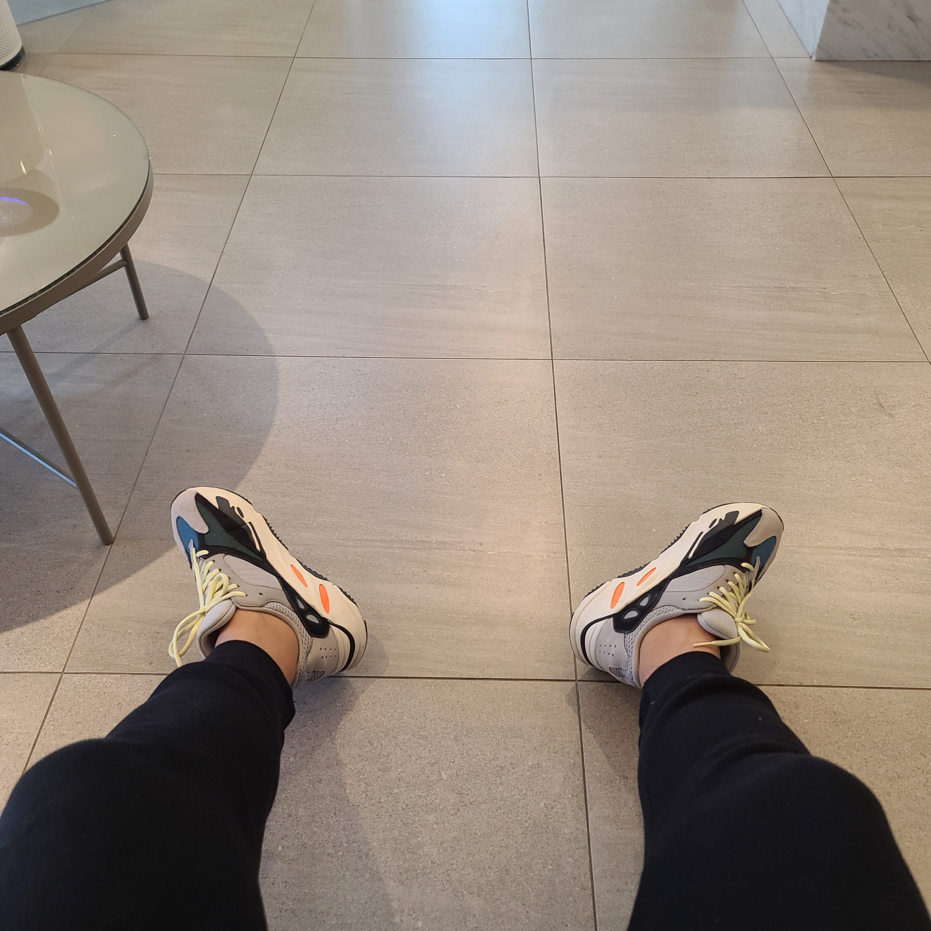 Adidas Yeezy Boost 700 Wave Runner Solid Grey 2021/2022 착용 스타일 - 4