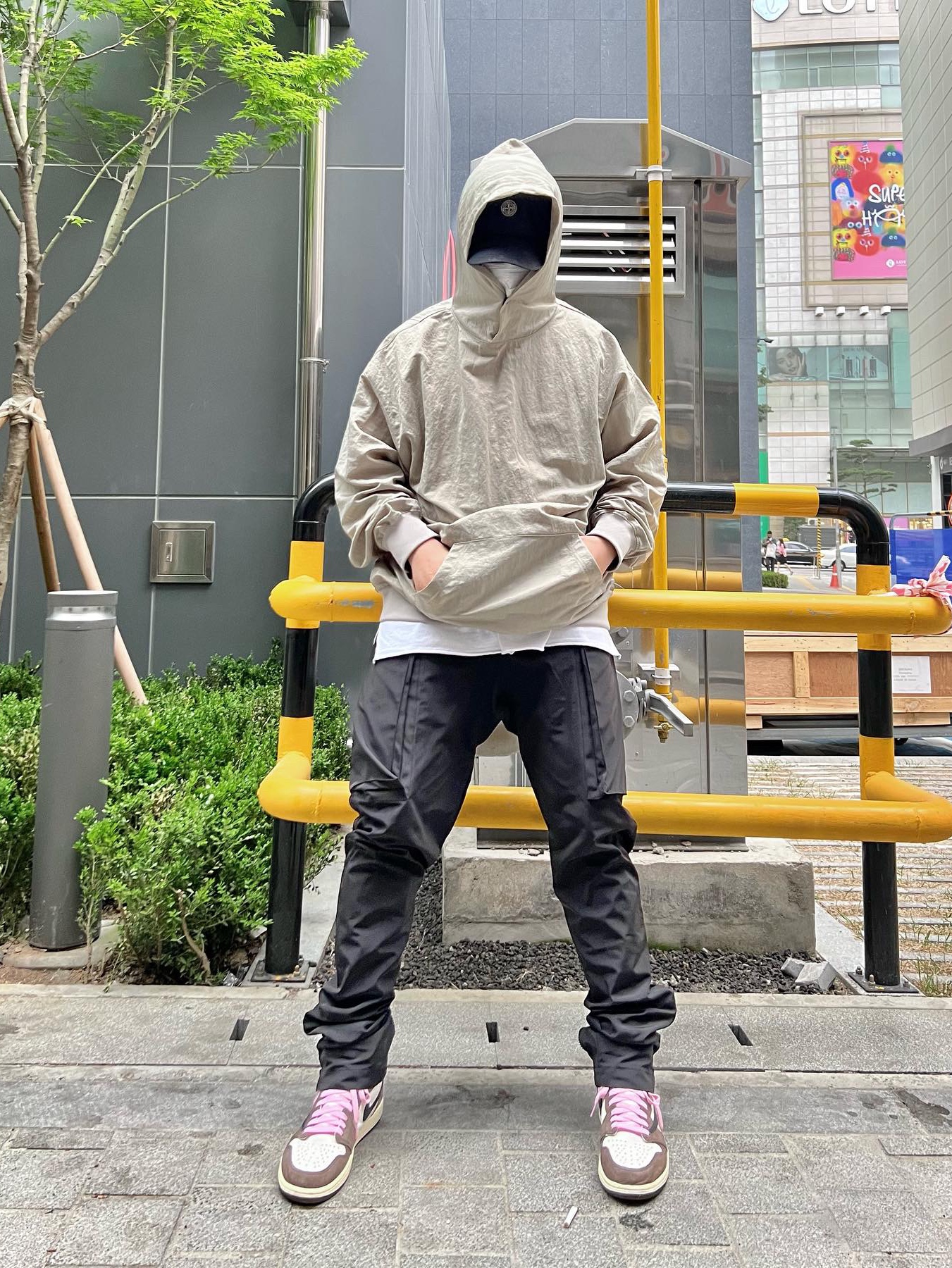 Jordan 1 x Travis Scott Retro High OG SP Mocha, Supreme x Stone Island Painted Camo Nylon 6-Panel Black - 20FW 착용 스타일 - 1