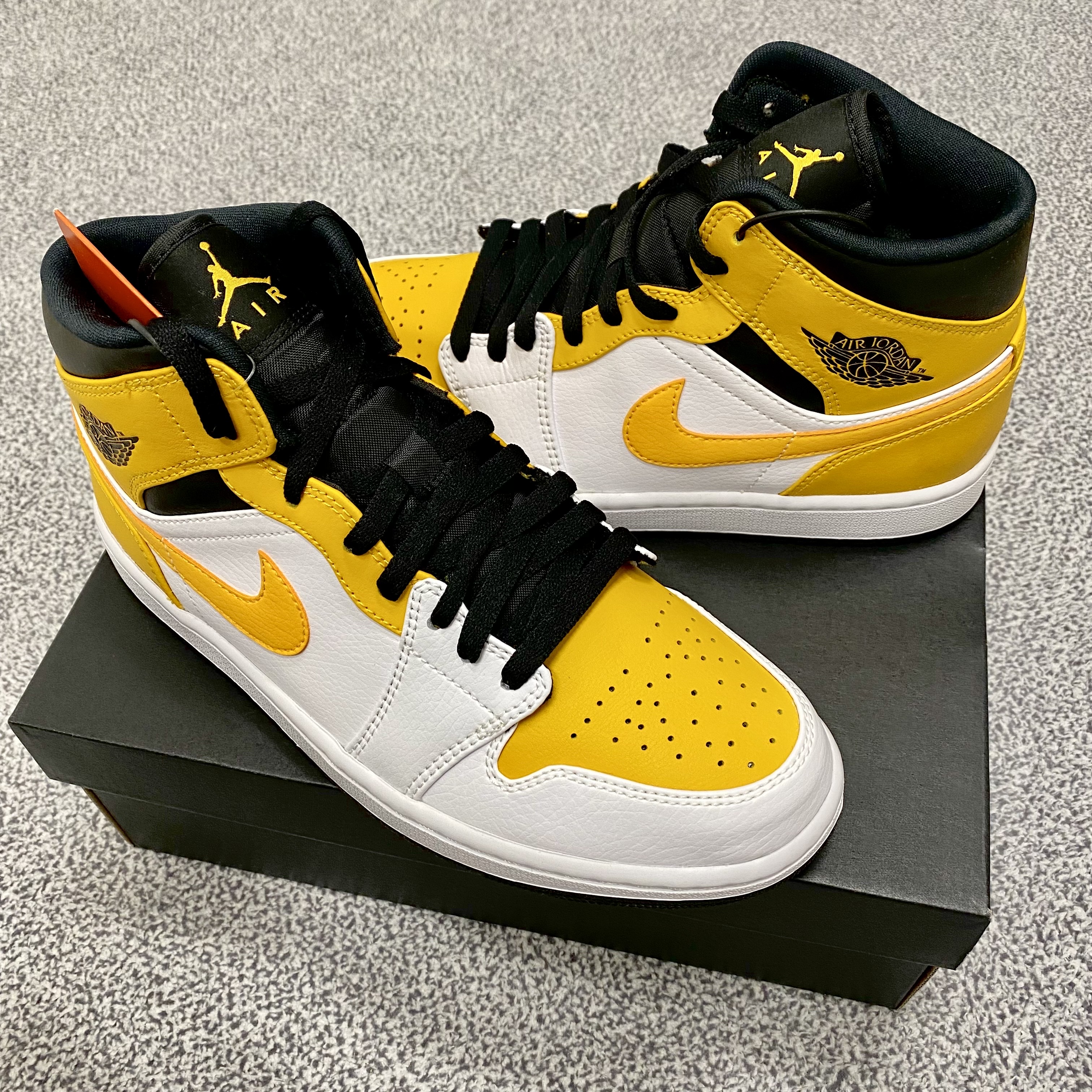Jordan 1 Mid White University Gold 착용 스타일