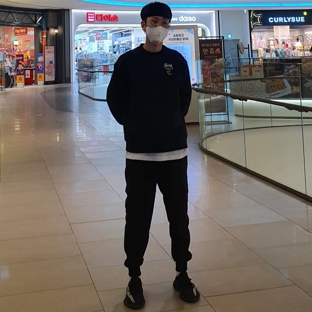 Adidas Yeezy Boost 350 V2 Core Black White 2022, Nike x Stussy NRG ZR Fleece Crewneck Black - Asia 착용 스타일