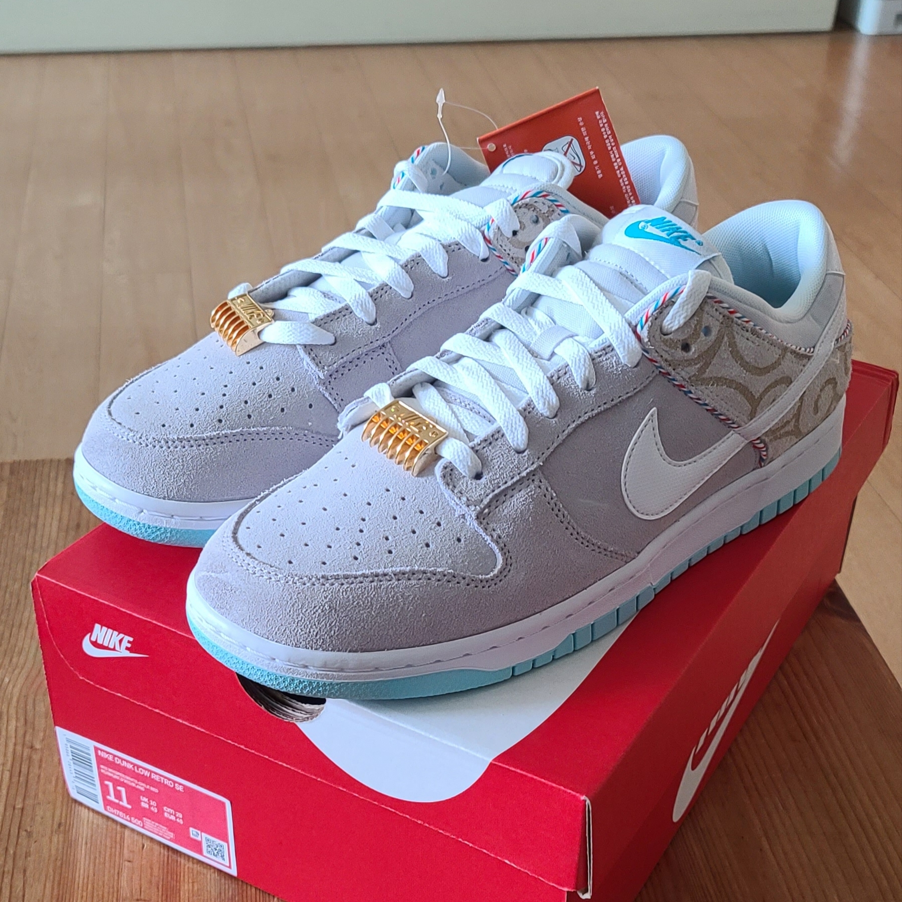 Nike Dunk Low Retro SE Barber Shop Grey 착용 스타일