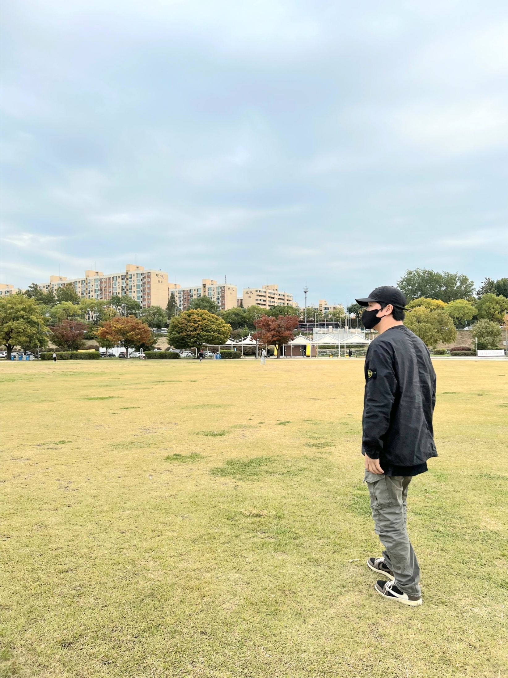 Jordan 1 x Travis Scott Retro Low OG SP Mocha, Stone Island 10303 Naslan Light Crewneck Overshirt Black - 21FW 착용 스타일 - 1
