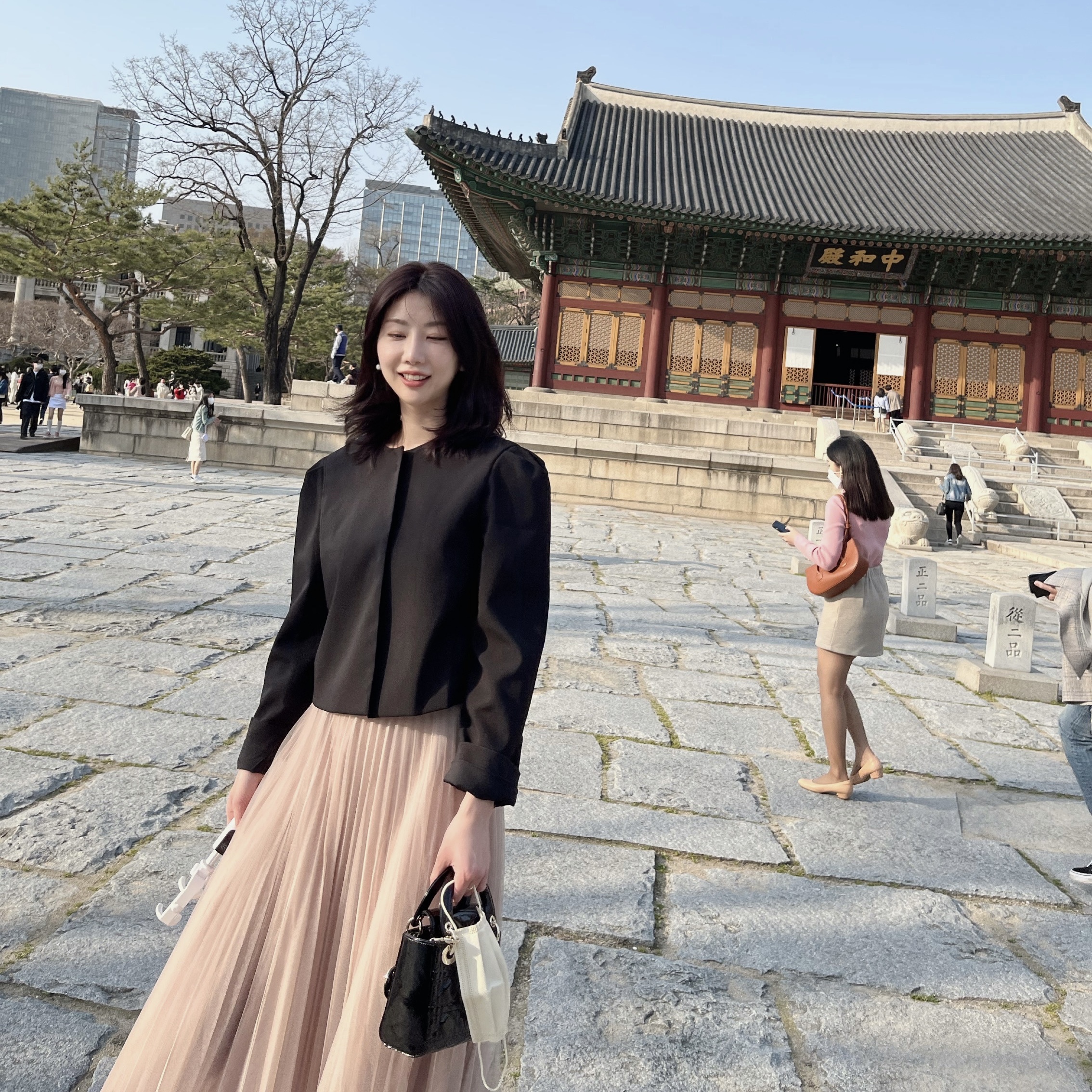 (W) Dior Walk'N'Dior Sneakers Canvas Black, Dior Mini Lady Bag Patent Cannage Calfskin Black 착용 스타일 - 2