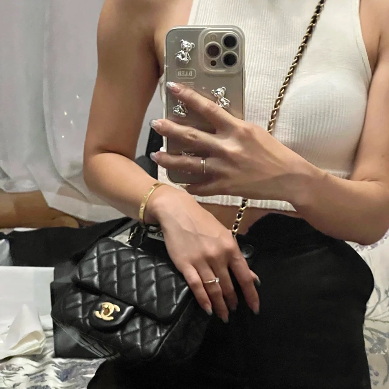 Chanel Mini Flap Bag Lambskin & Gold Black 착용 스타일 - 3
