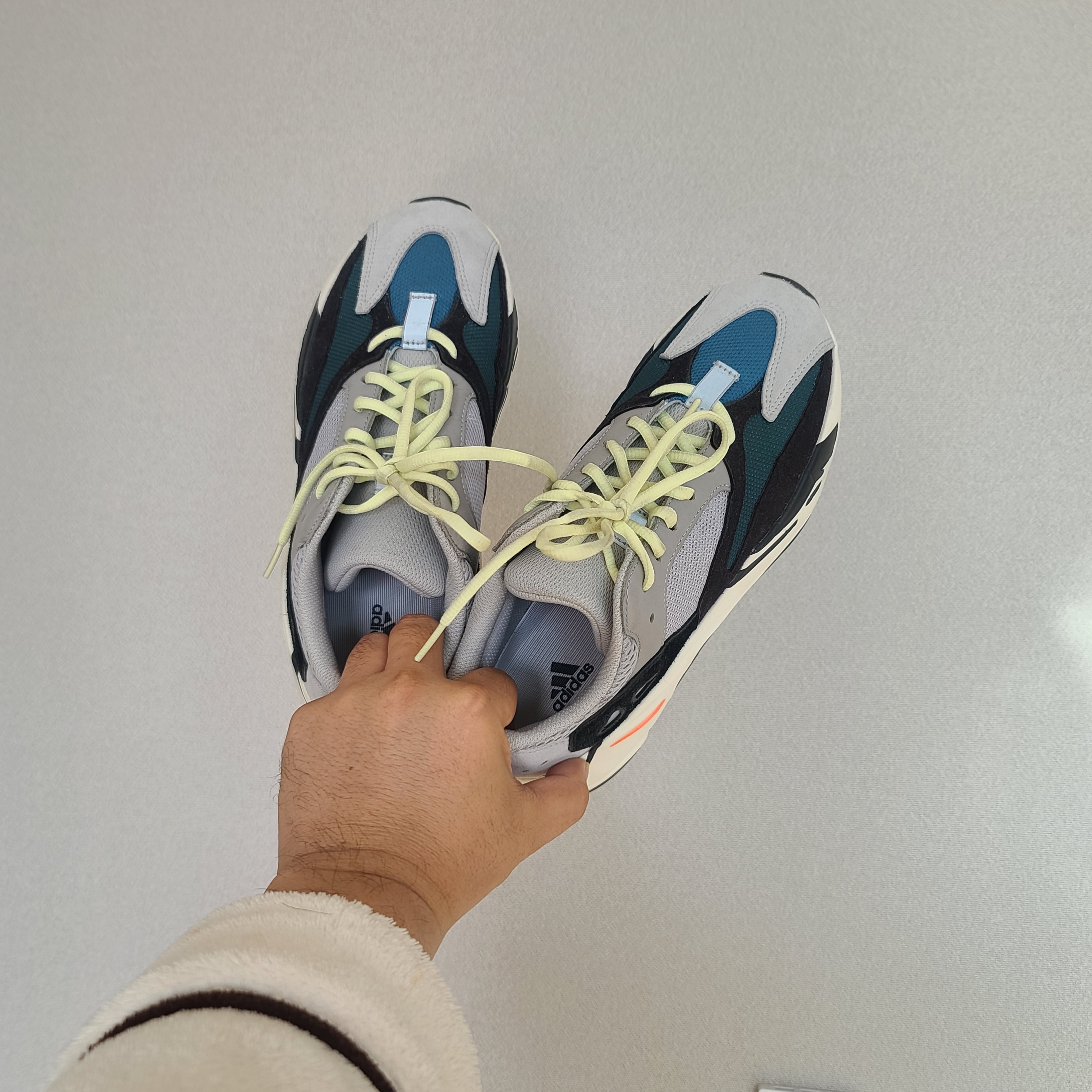 Adidas Yeezy Boost 700 Wave Runner Solid Grey 2021/2022 착용 스타일 - 3