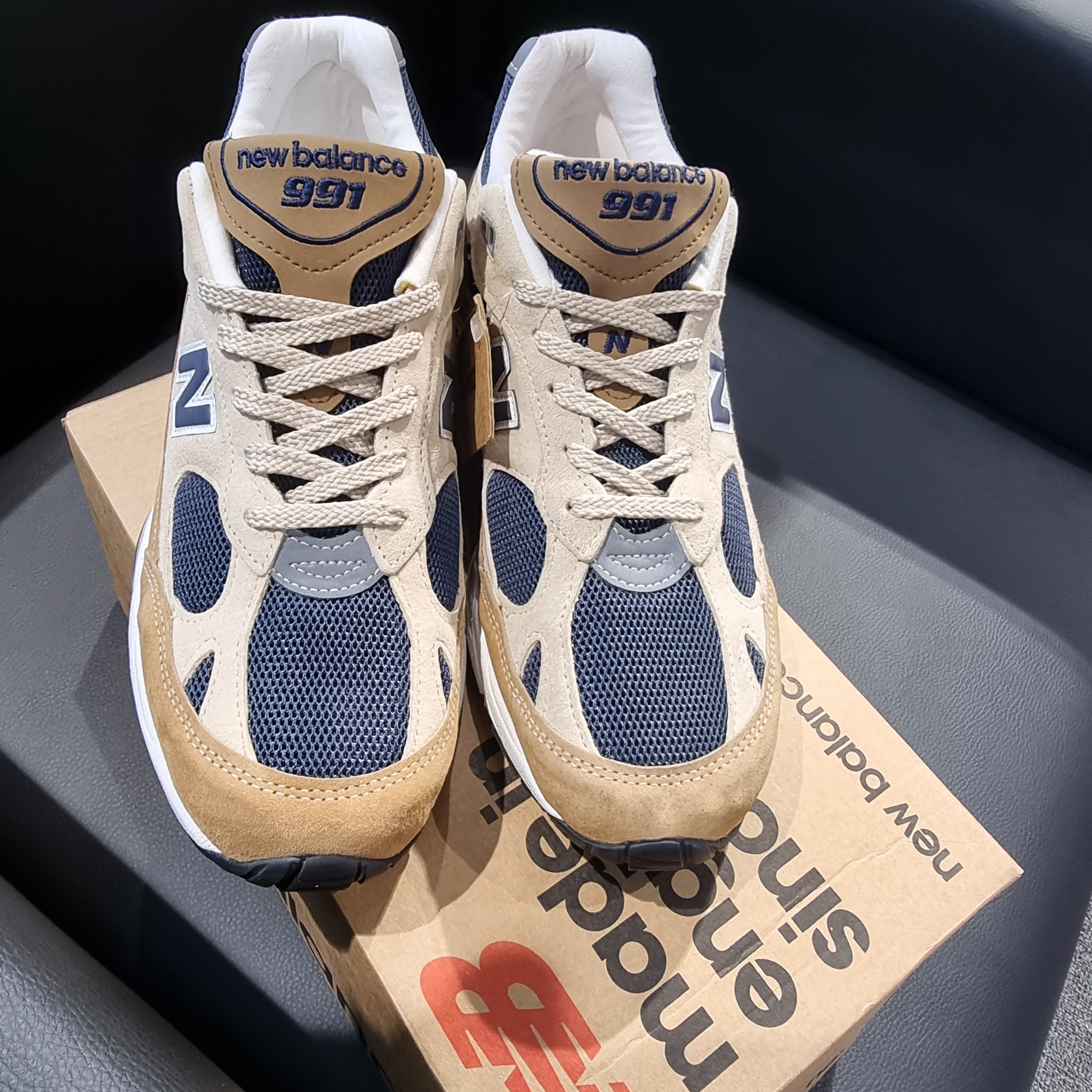 New Balance 991 Made in UK Cappuccino 착용 스타일 - 1
