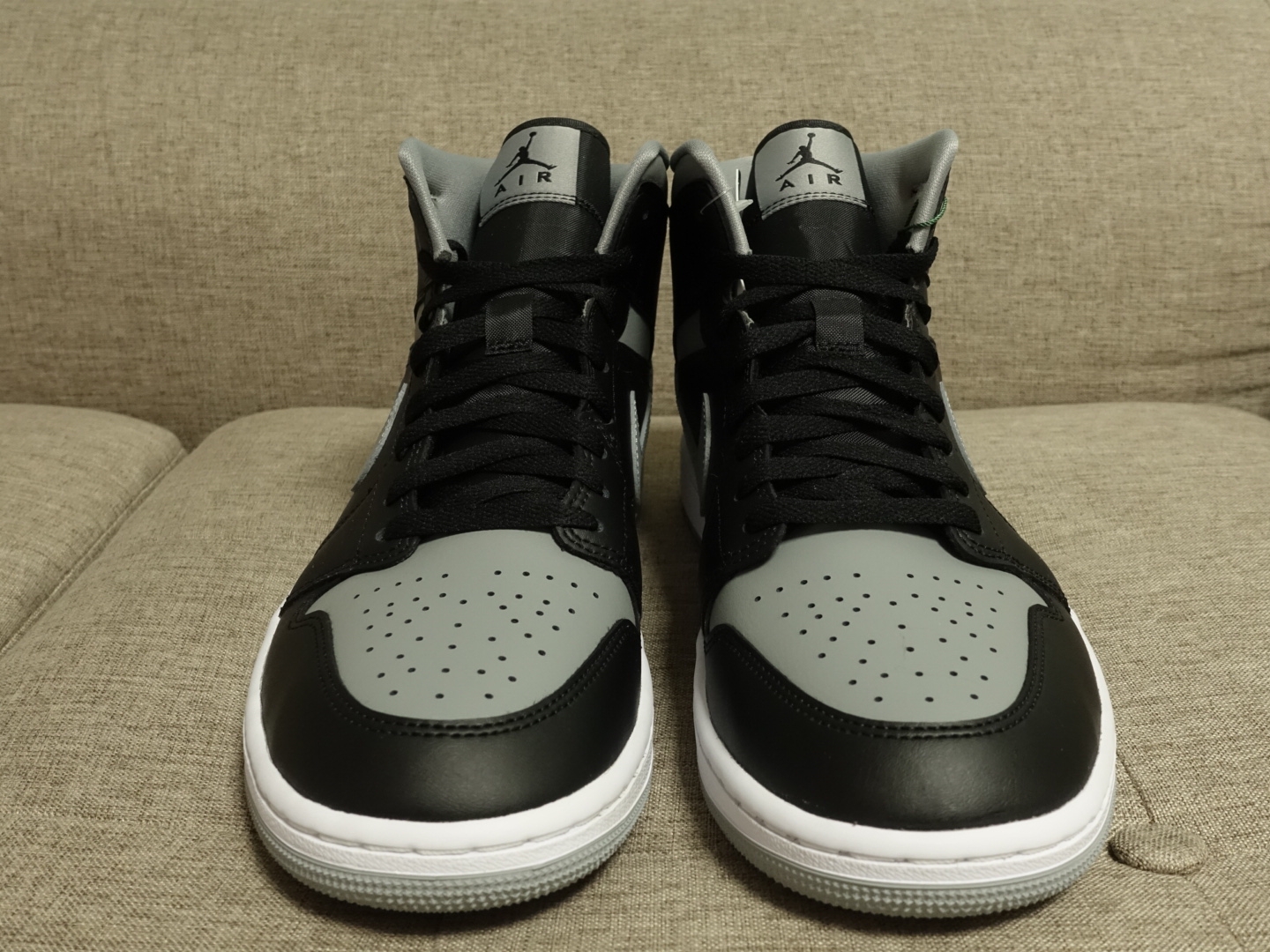 (W) Jordan 1 Mid Black Particle Grey 착용 스타일 - 3