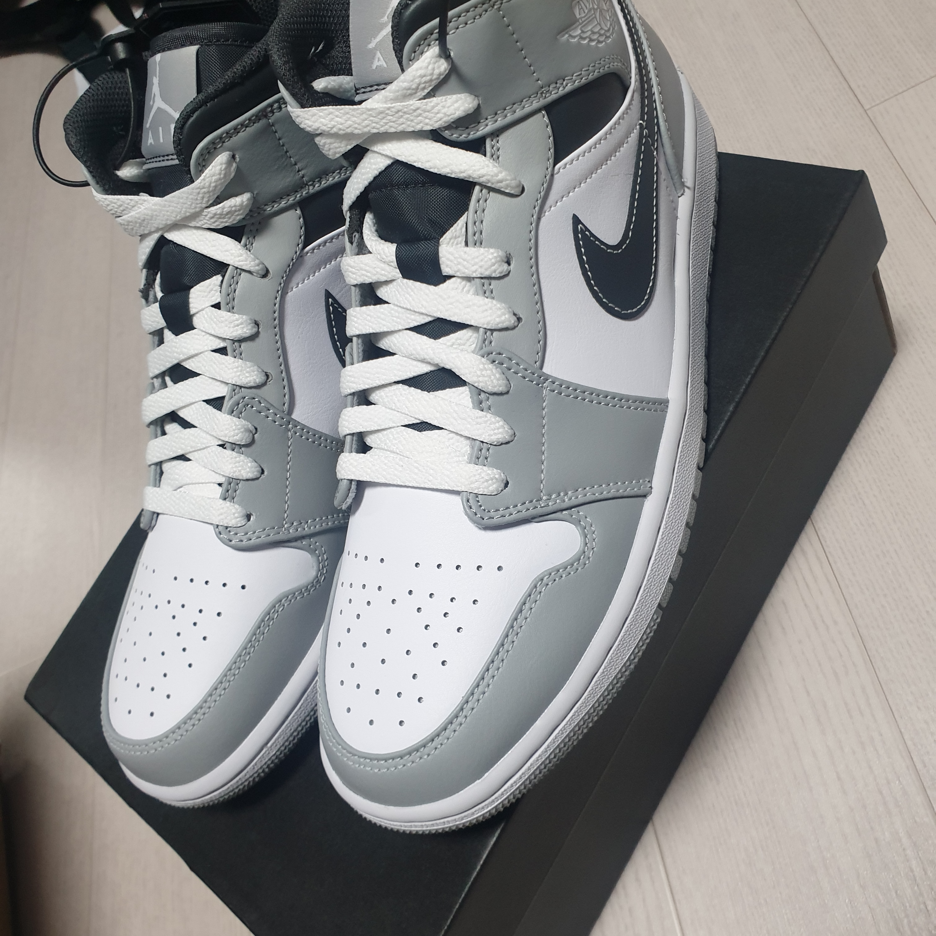 Jordan 1 Mid Light Smoke Grey Anthracite 착용 스타일 - 1