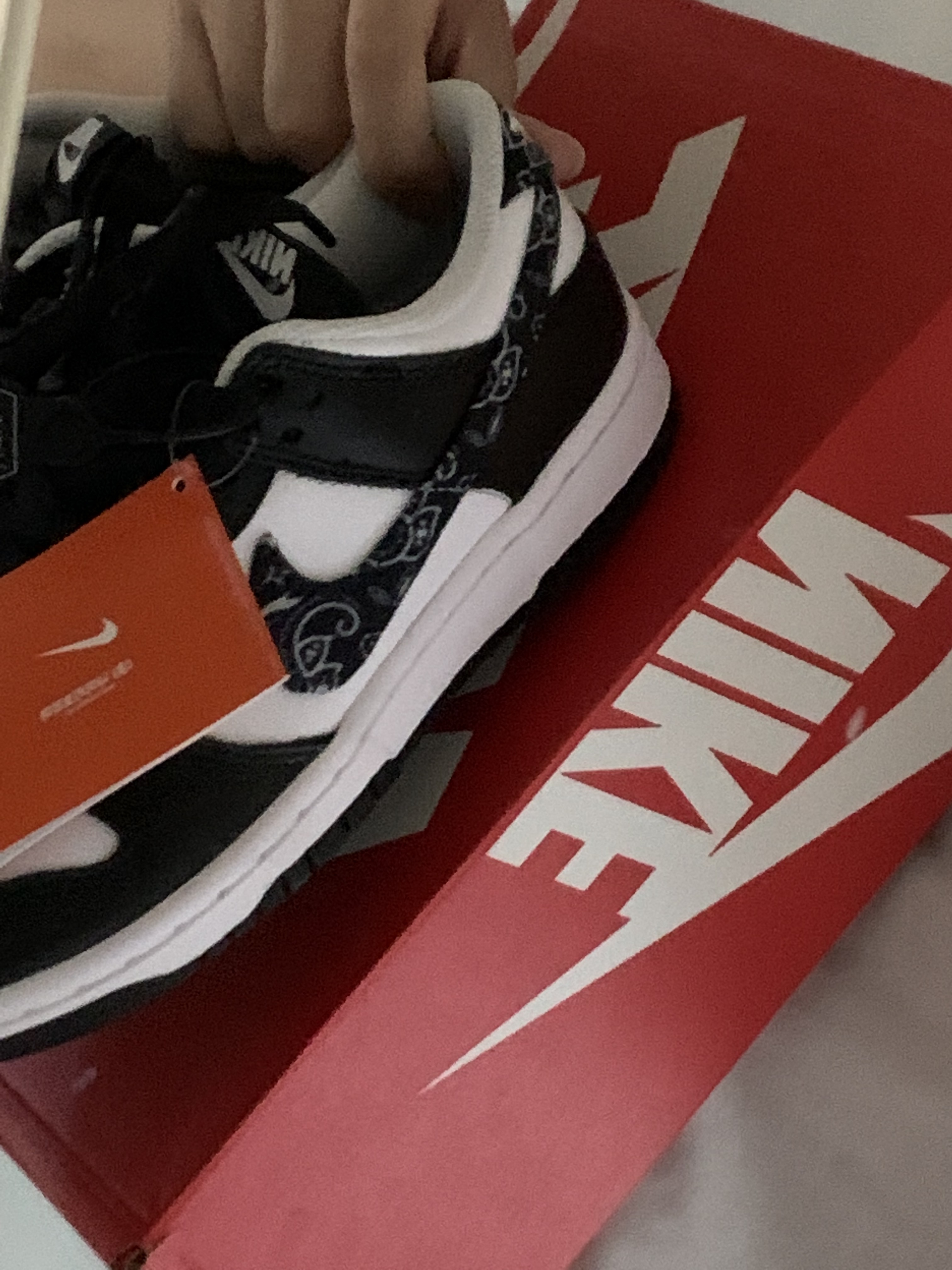 (W) Nike Dunk Low Essential Black Paisley 착용 스타일