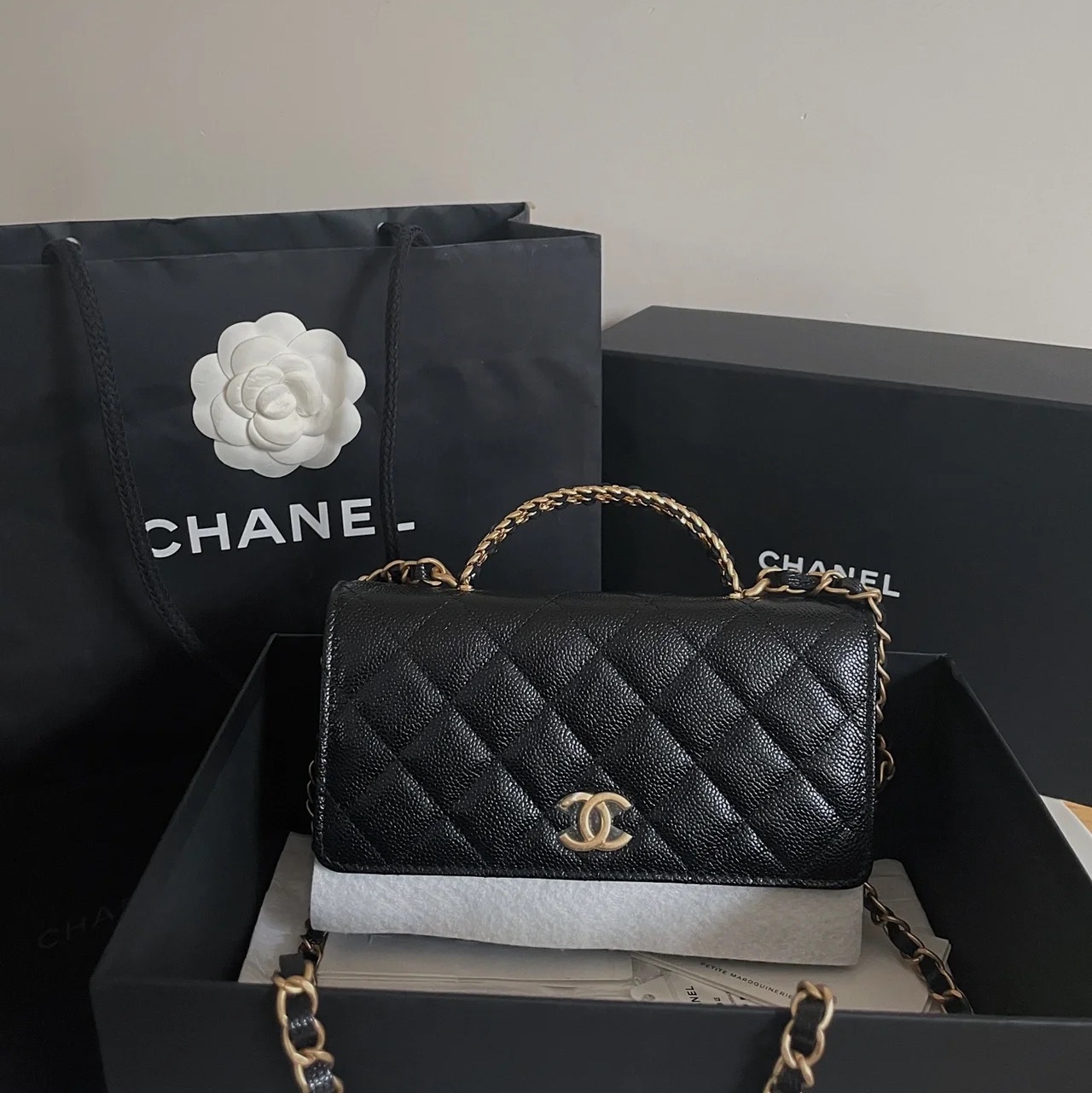 Chanel Wallet On Chain Grained Shiny Calfskin & Gold Black 착용 스타일 - 1