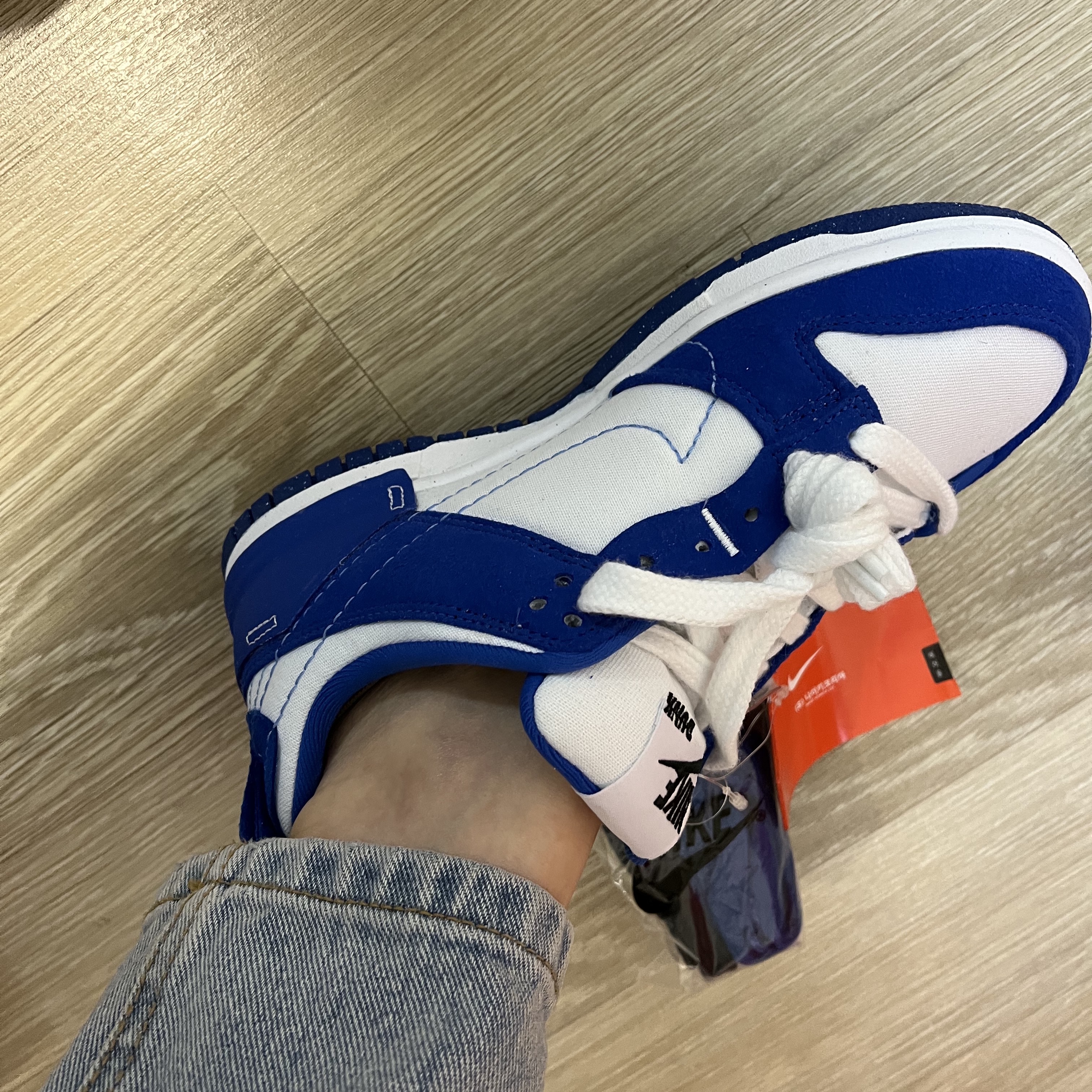 (W) Nike Dunk Low Disrupt 2 White and University Blue 착용 스타일 - 3