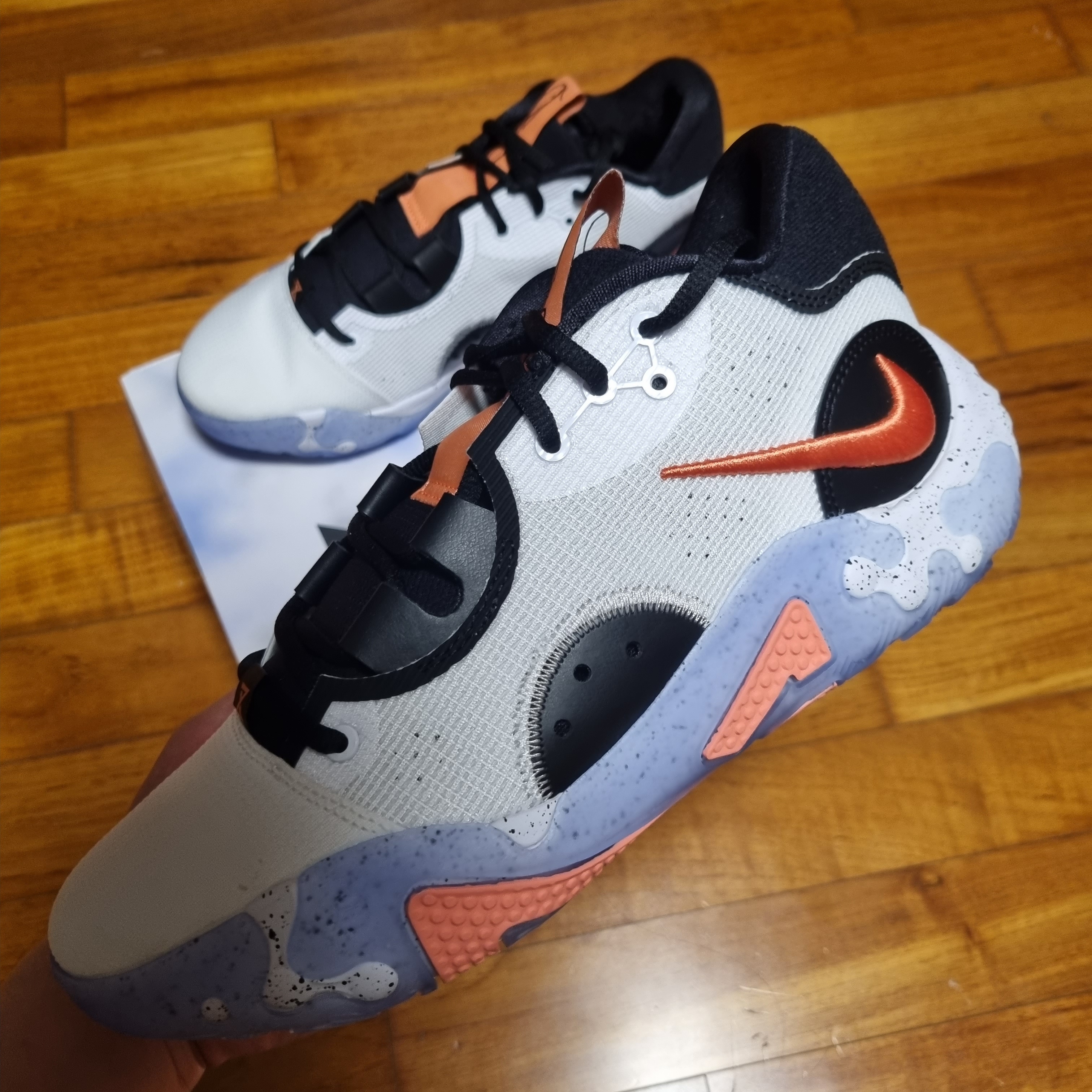 Nike PG 6 EP Fluoro 착용 스타일 - 1