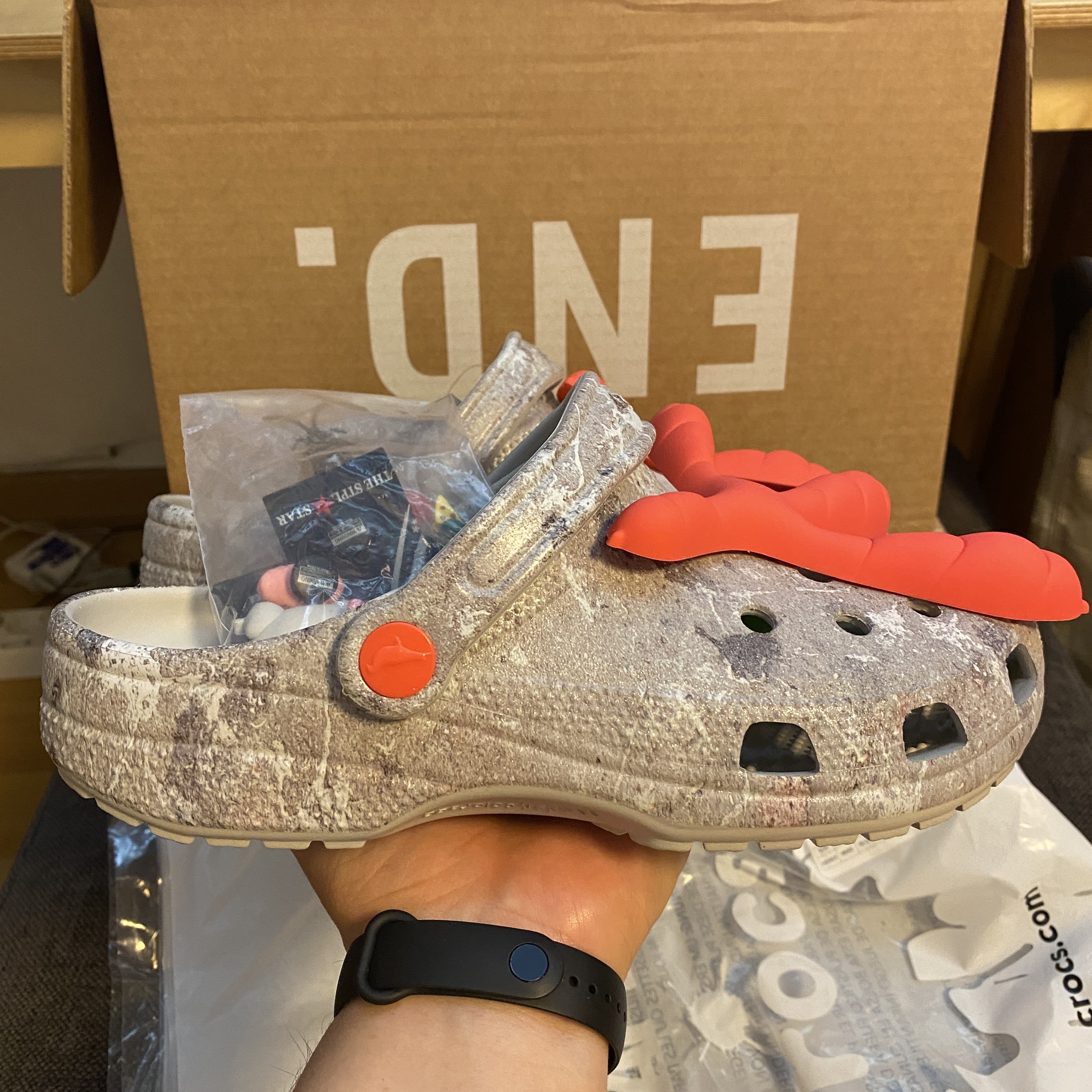 Crocs x Staple Classic Clog Grey Red 착용 스타일