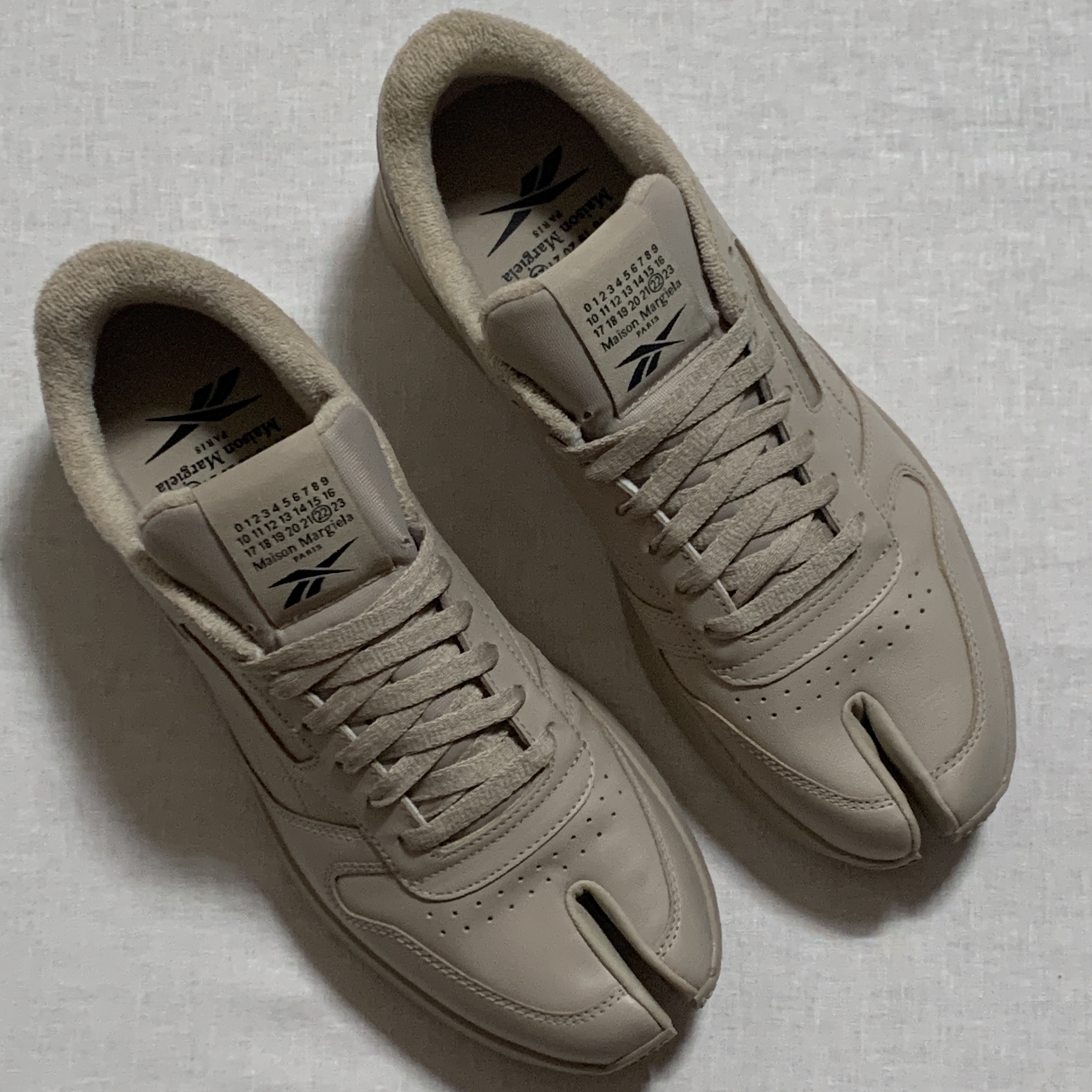Reebok x Maison Margiela Classic Leather Tabi Shoes Beige 착용 스타일 - 2