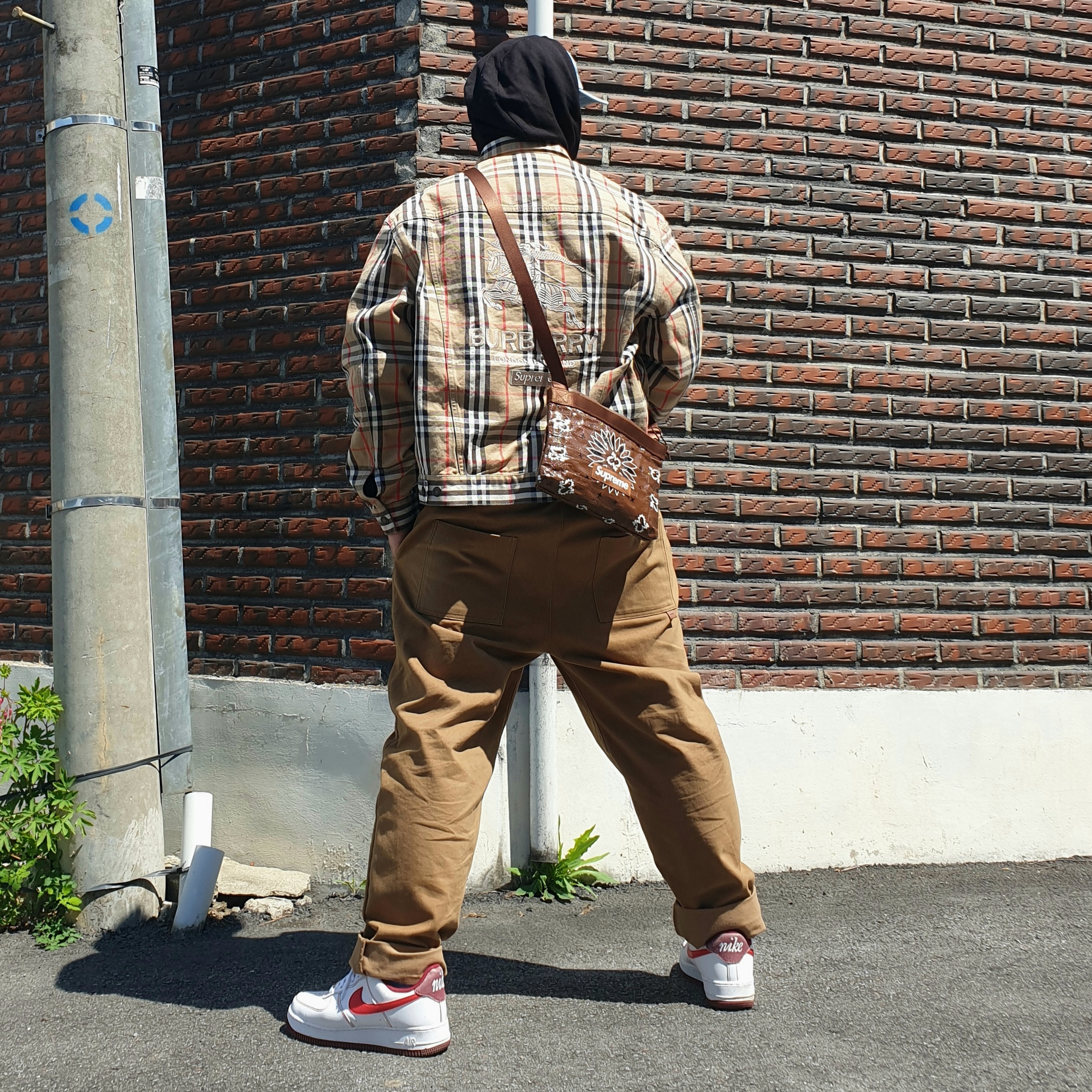 Nike Air Force 1 '07 First Use White Team Red, Supreme x Burberry Denim Trucker Jacket Beige - 22SS 착용 스타일 - 2