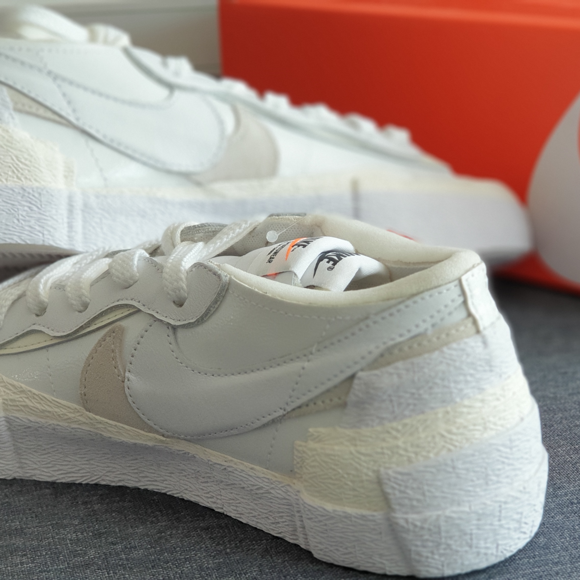 Nike x Sacai Blazer Low White Patent Leather 착용 스타일 - 2
