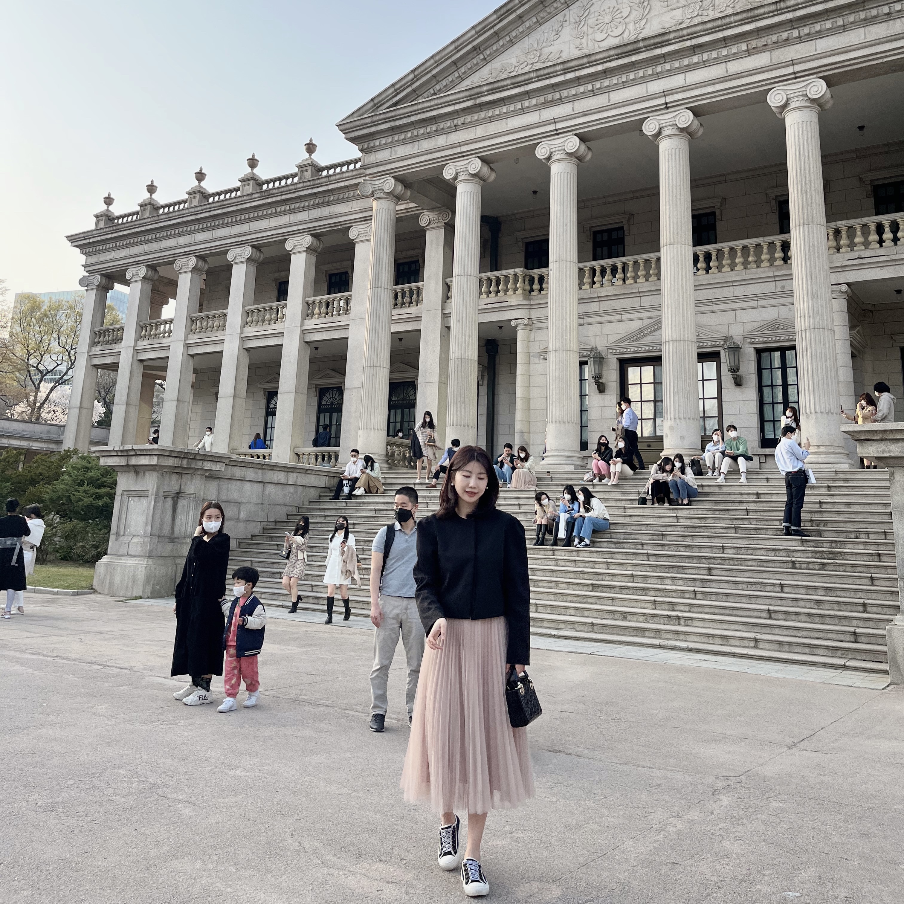 (W) Dior Walk'N'Dior Sneakers Canvas Black, Dior Mini Lady Bag Patent Cannage Calfskin Black 착용 스타일 - 1