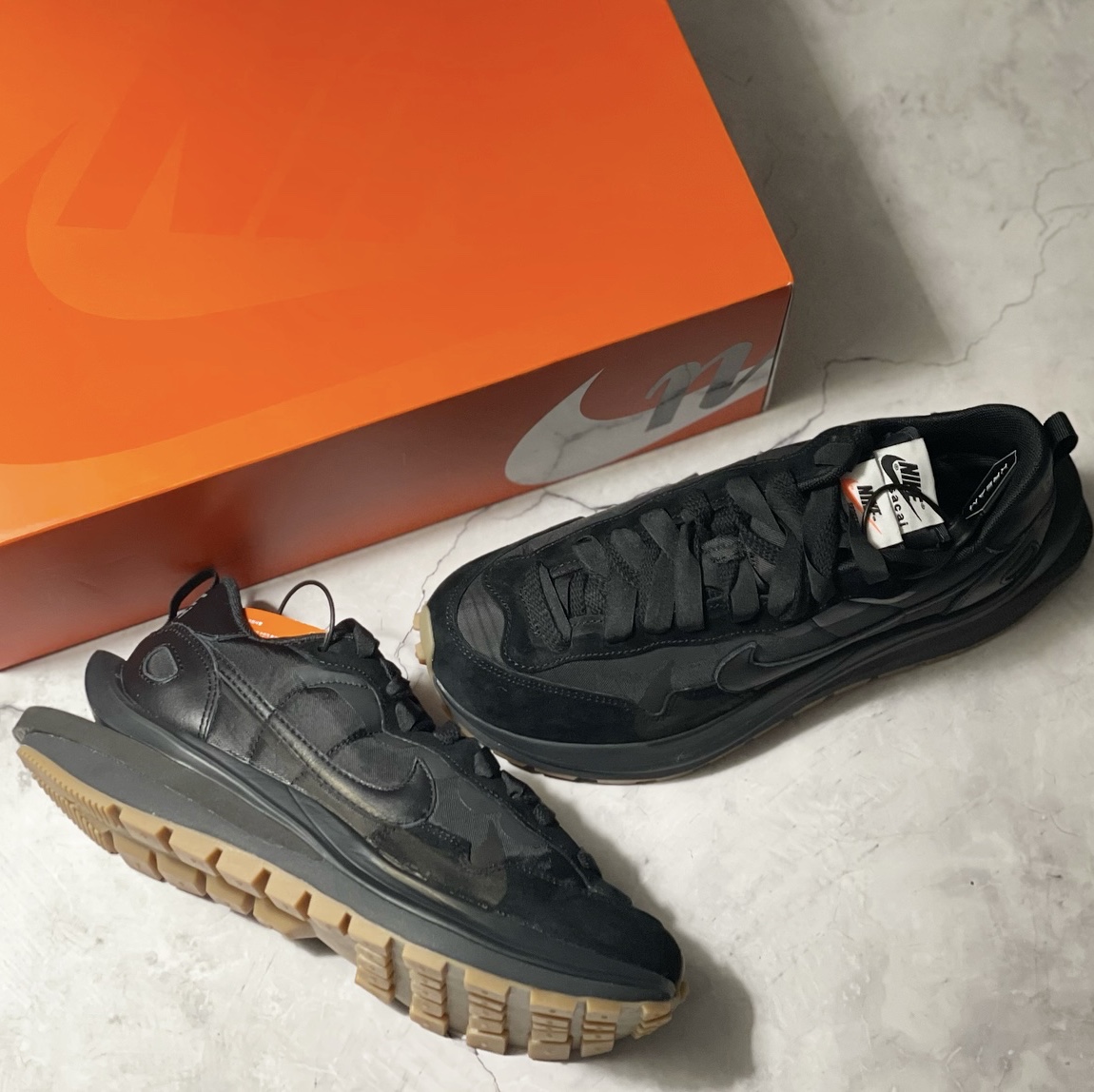 Nike x Sacai VaporWaffle Black and Gum 착용 스타일 - 1