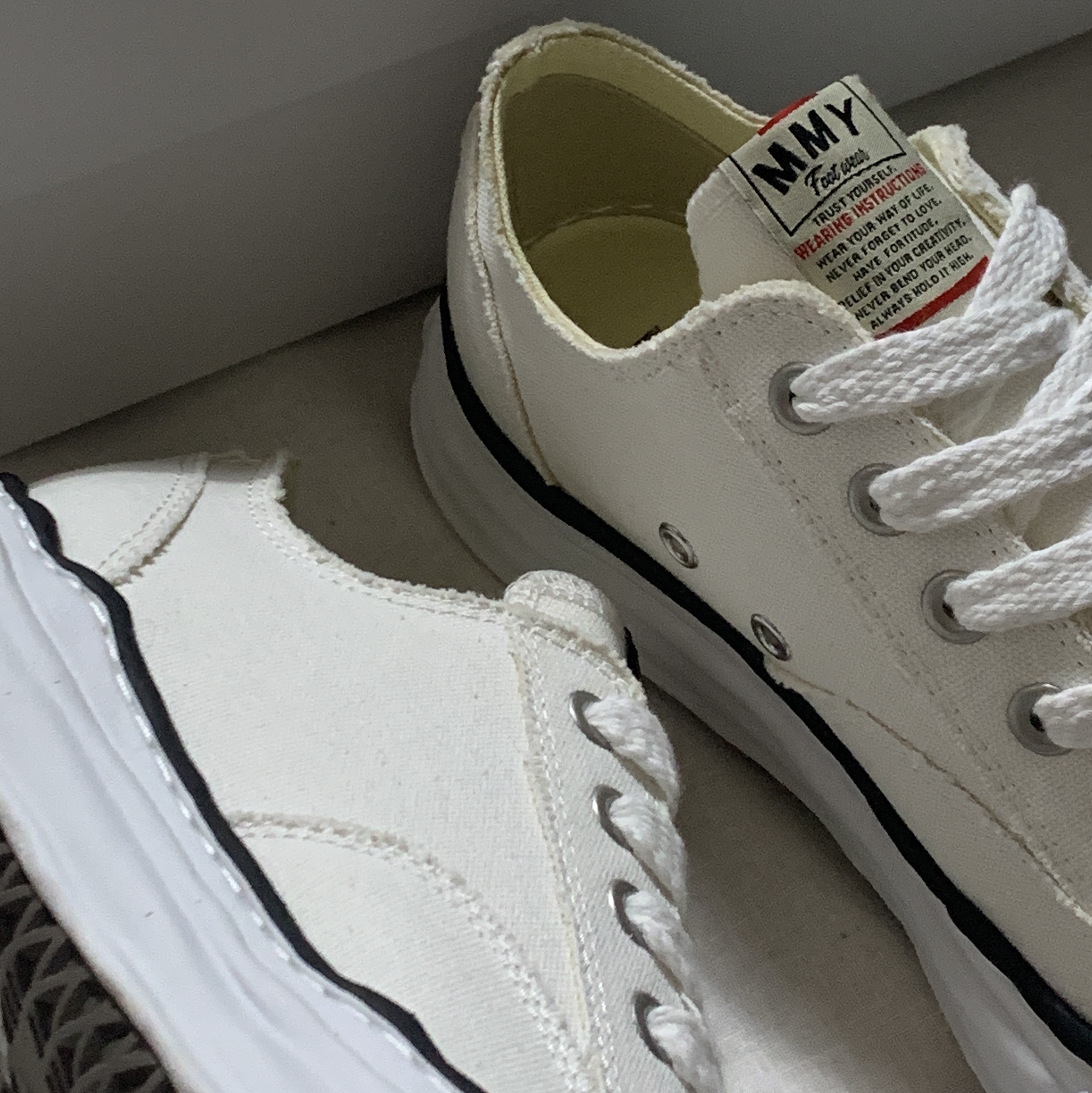 Maison Mihara Yasuhiro Peterson OG Sole Canvas Low Sneakers White 착용 스타일 - 2