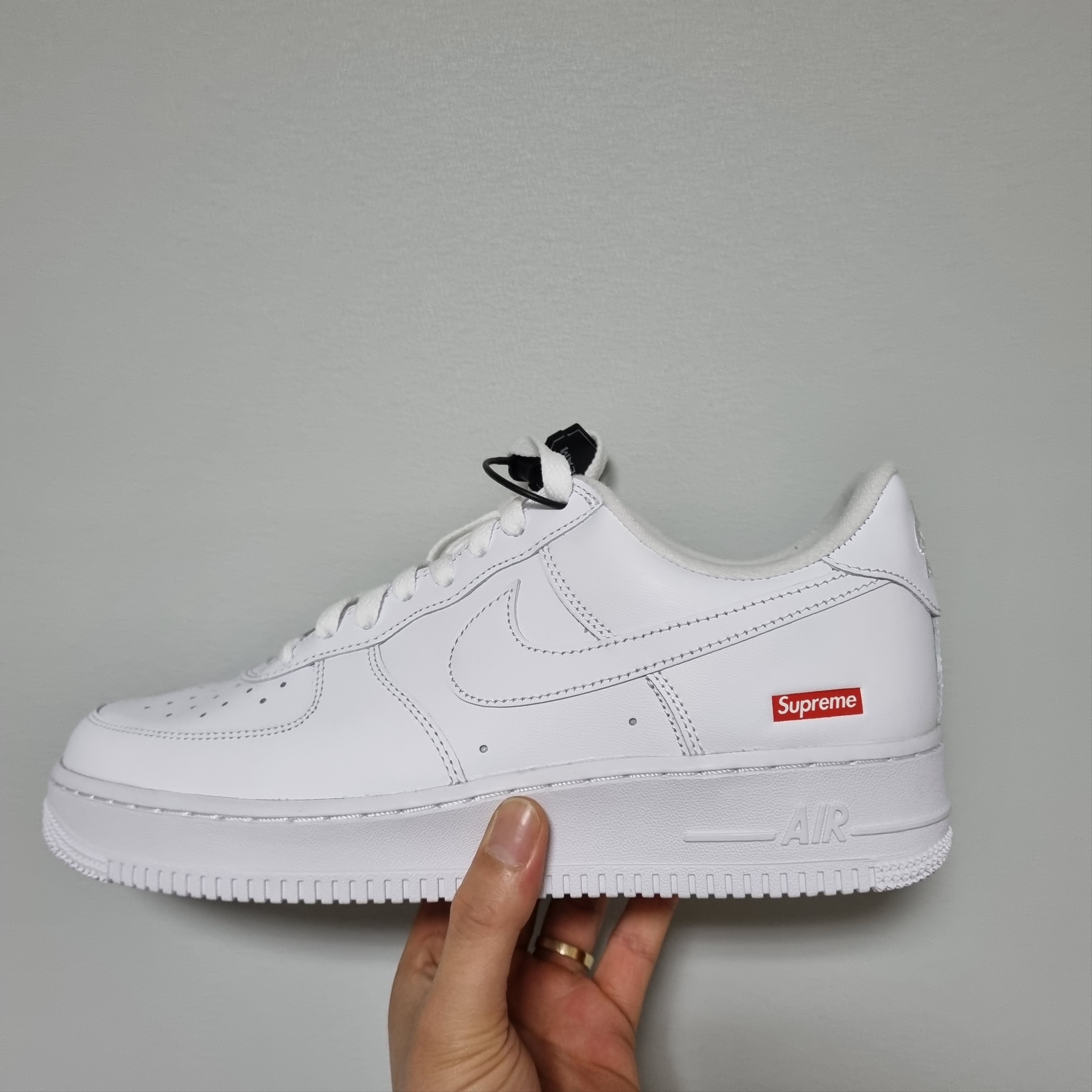 Nike x Supreme Air Force 1 Low White 착용 스타일 - 2