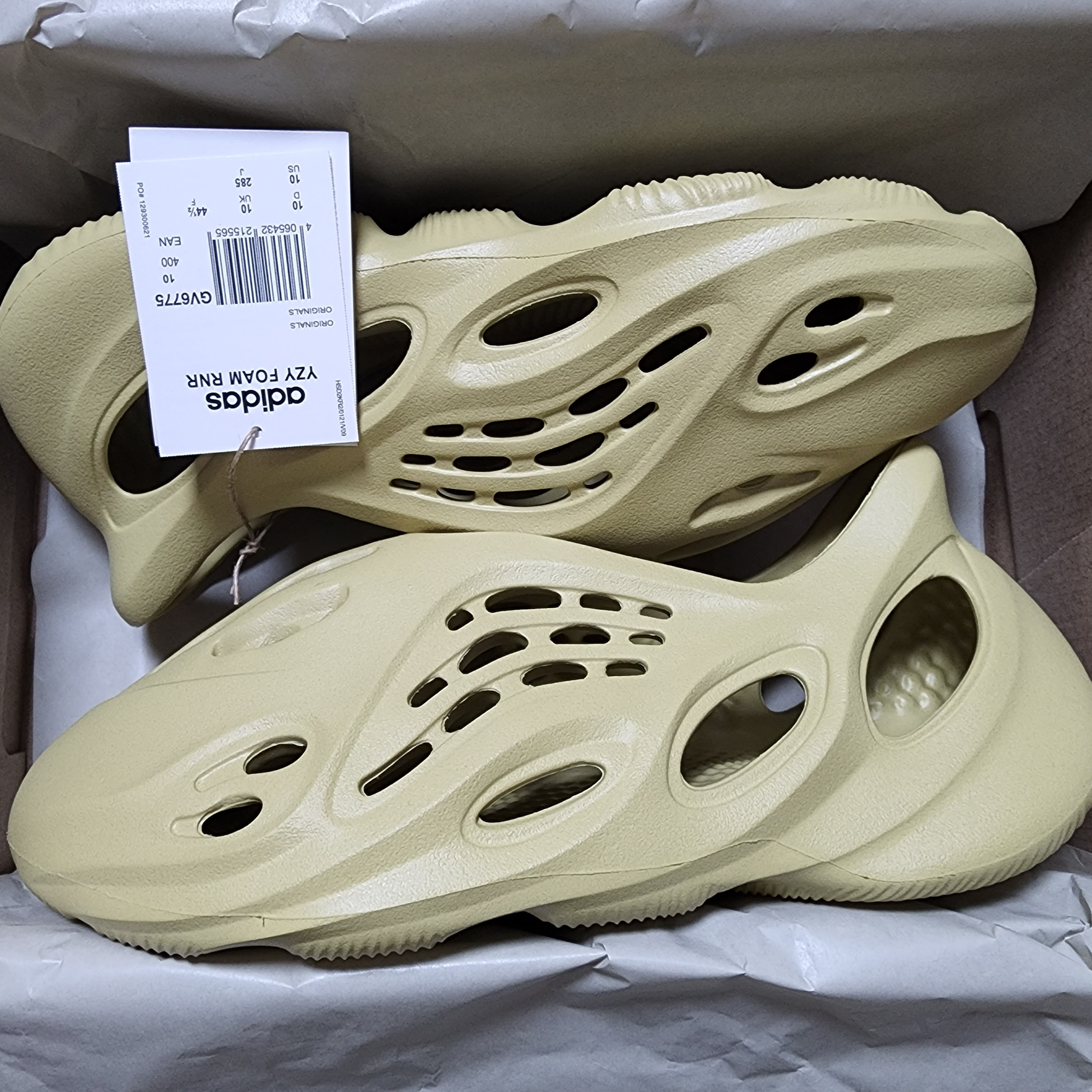 Adidas Yeezy Foam RNNR Sulfur 착용 스타일