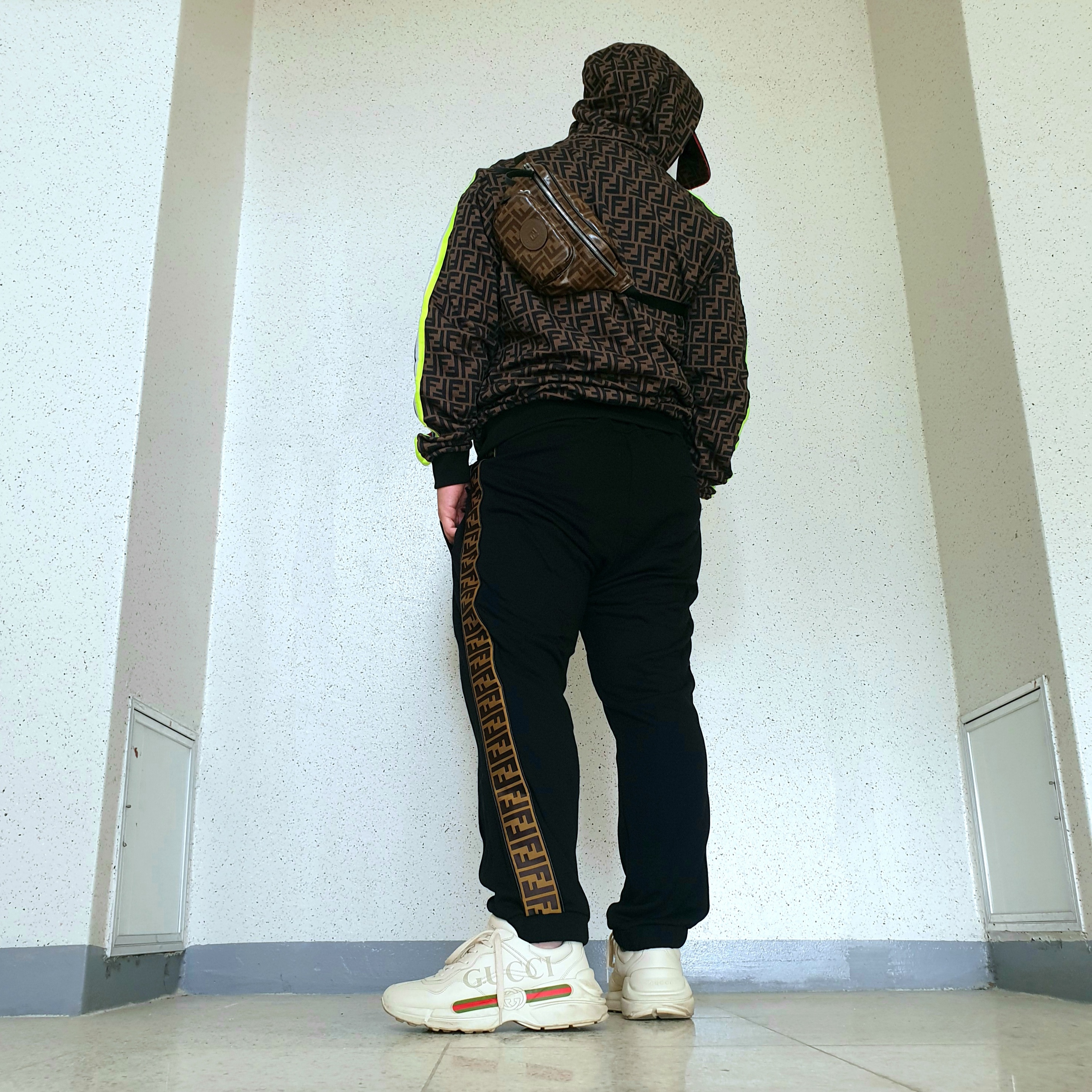 Gucci Rhyton Leather Sneakers Logo 착용 스타일