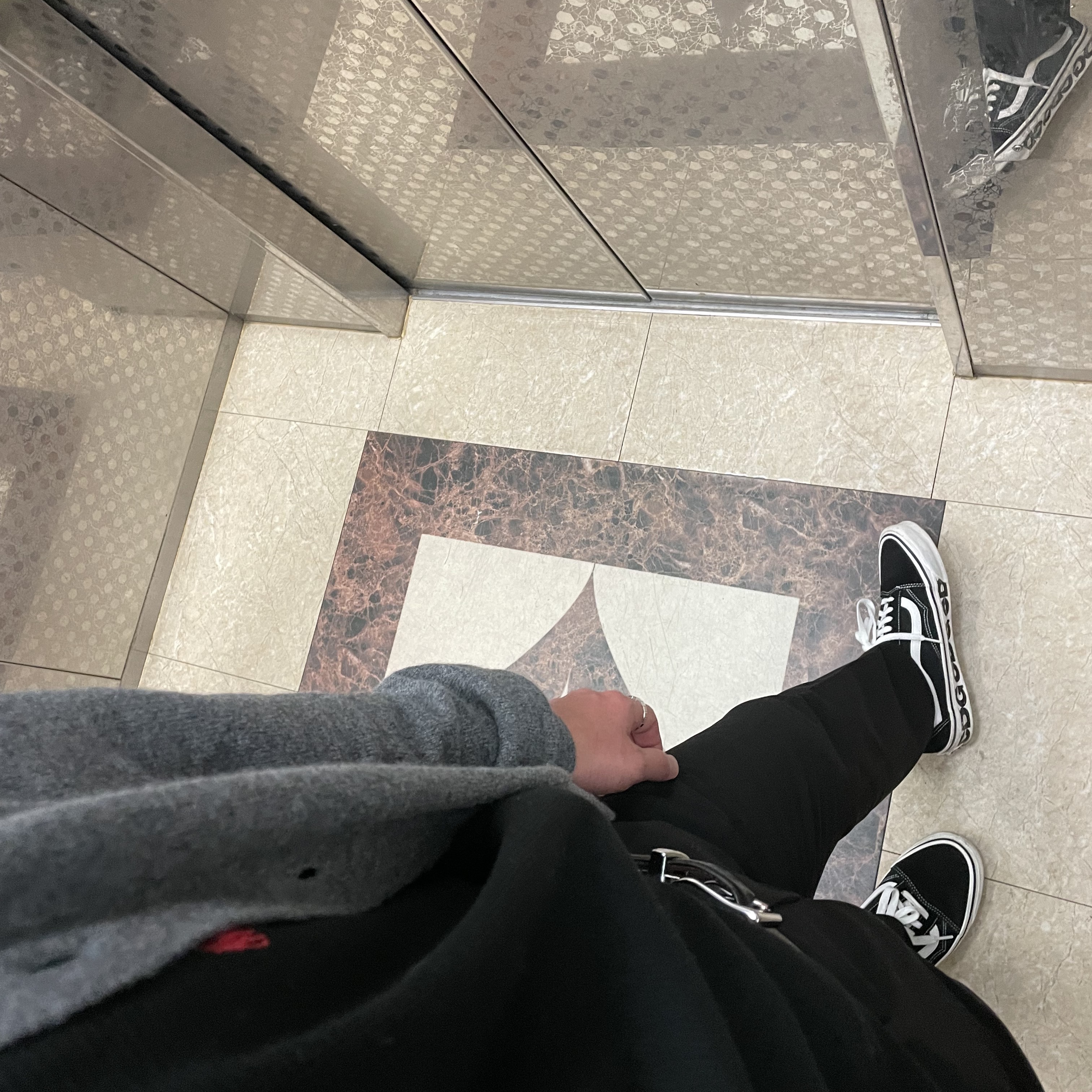 Vans Vault x CDG OG Old Skool LX Side Wall, Play Comme des Garcons White Heart Knit Cardigan Dark Grey 착용 스타일 - 1