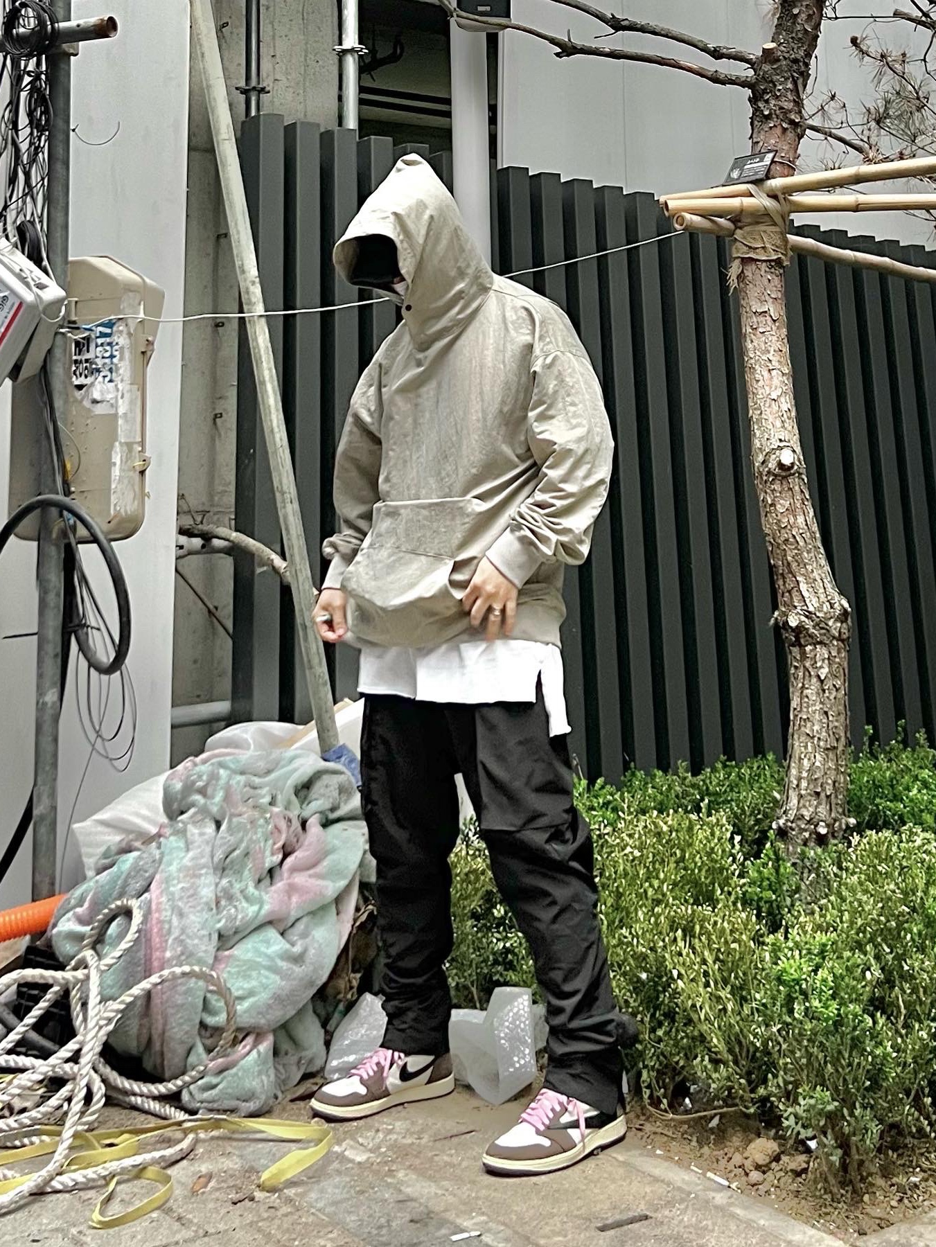 Jordan 1 x Travis Scott Retro High OG SP Mocha, Supreme x Stone Island Painted Camo Nylon 6-Panel Black - 20FW 착용 스타일 - 3