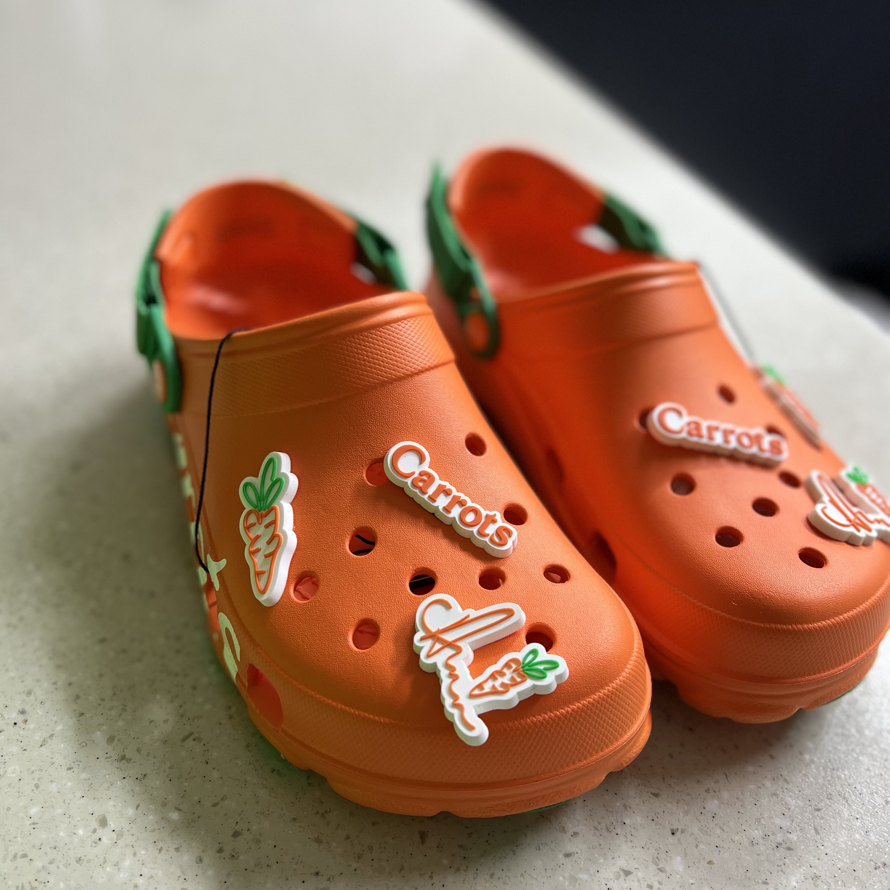 Crocs x Anwar Carrots All Terrain Clog Orange 착용 스타일 - 2